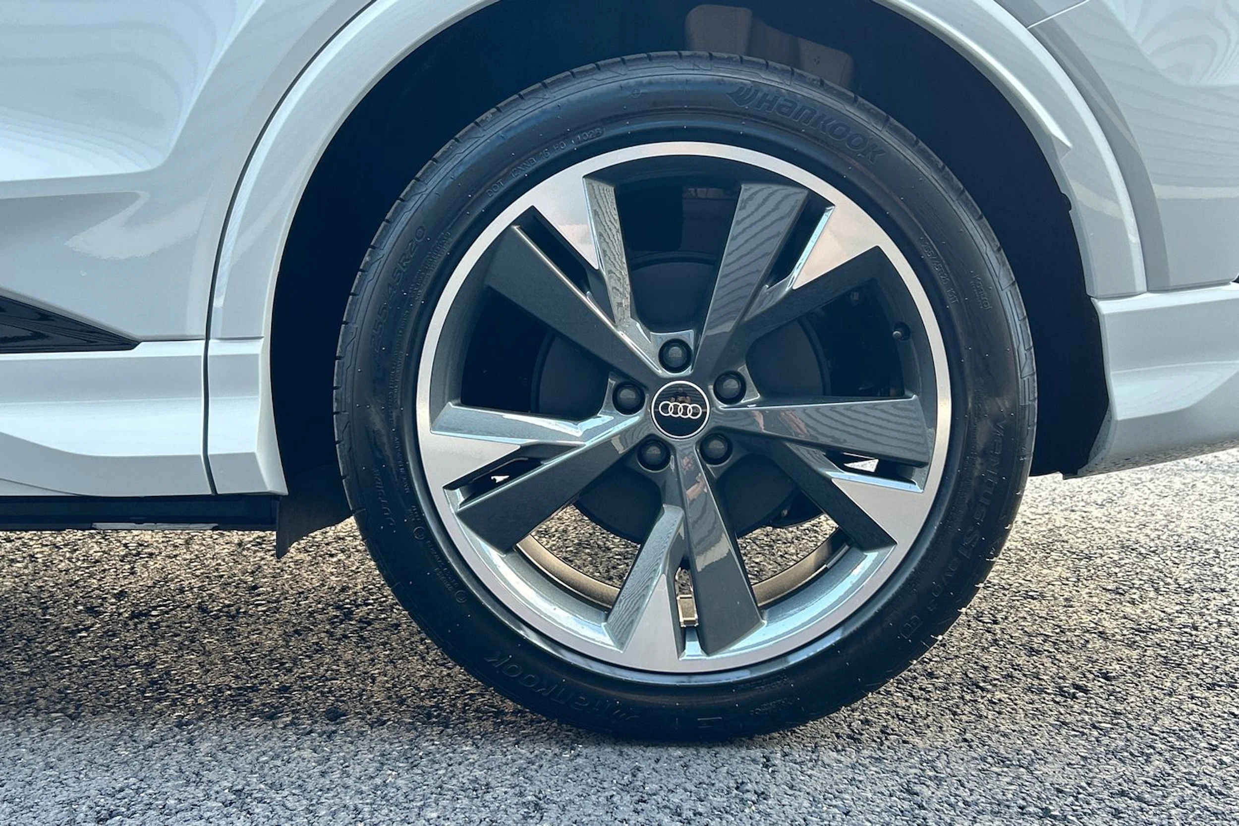 valkoinen Audi Q4 e-tron 2026 kuva 10.