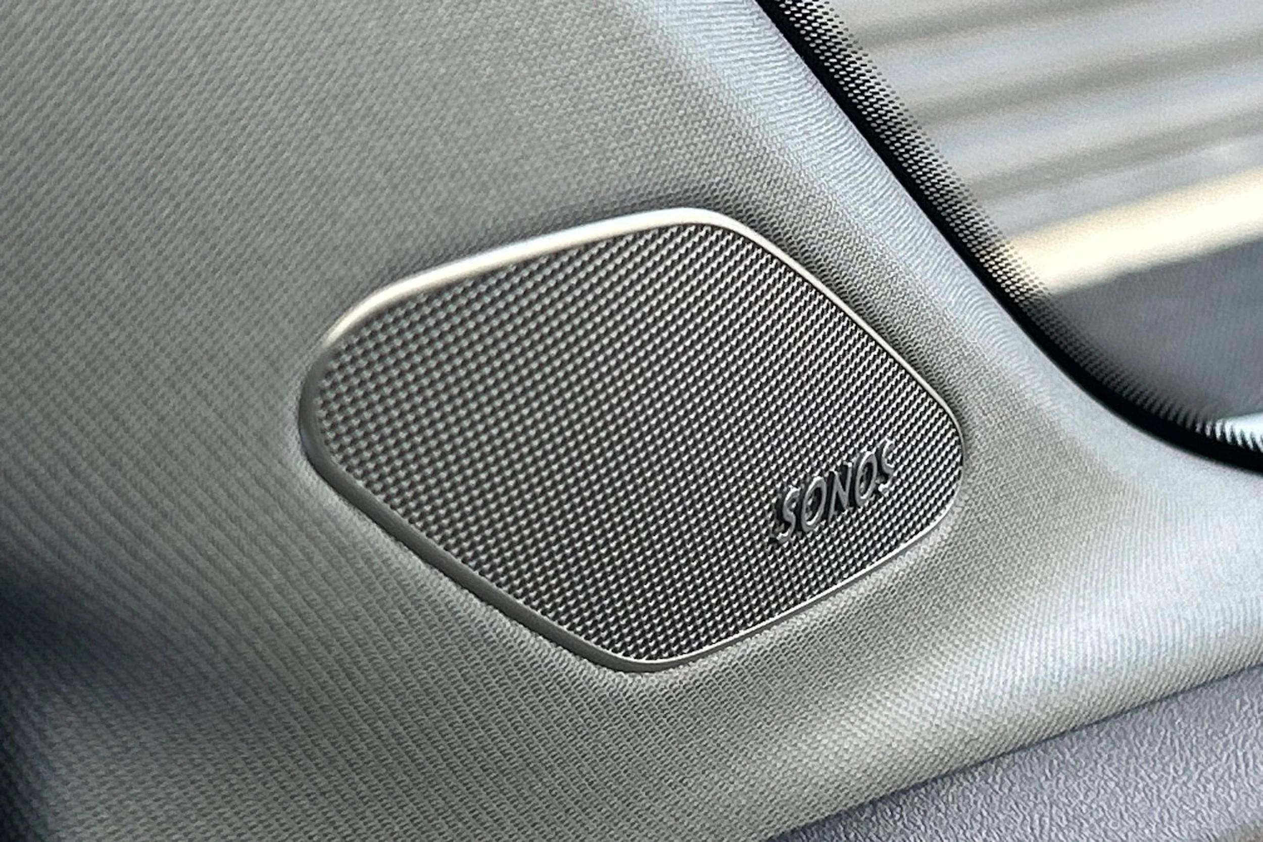 valkoinen Audi Q4 e-tron 2026 kuva 14.