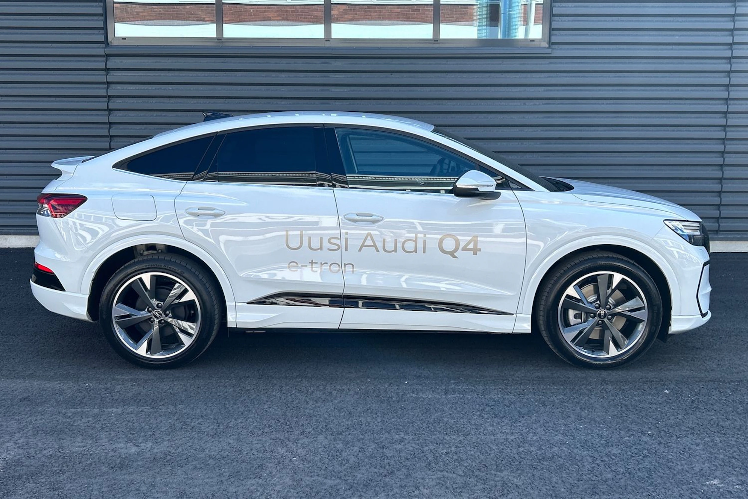 valkoinen Audi Q4 e-tron 2026 kuva 15.