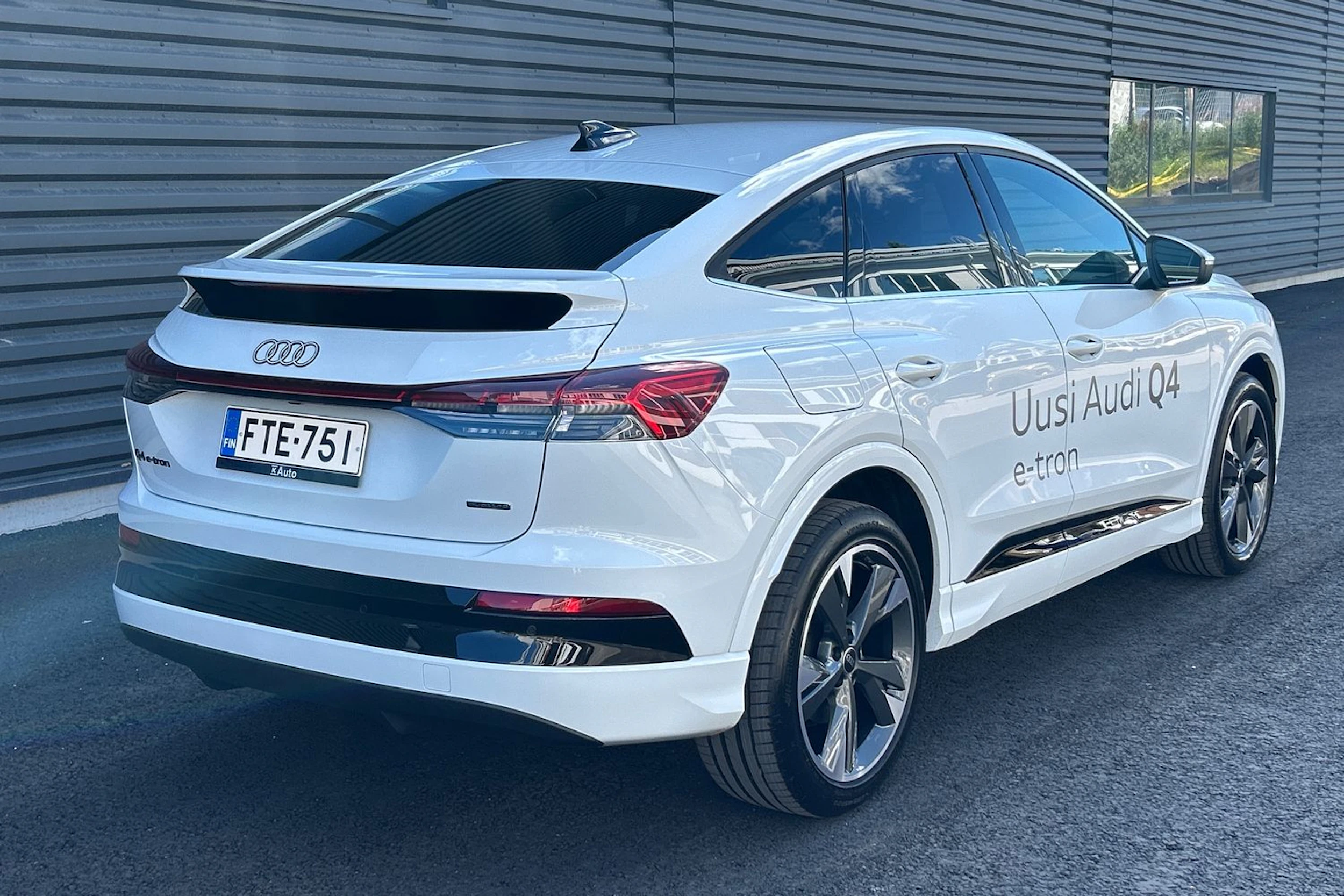 valkoinen Audi Q4 e-tron 2026 kuva 16.