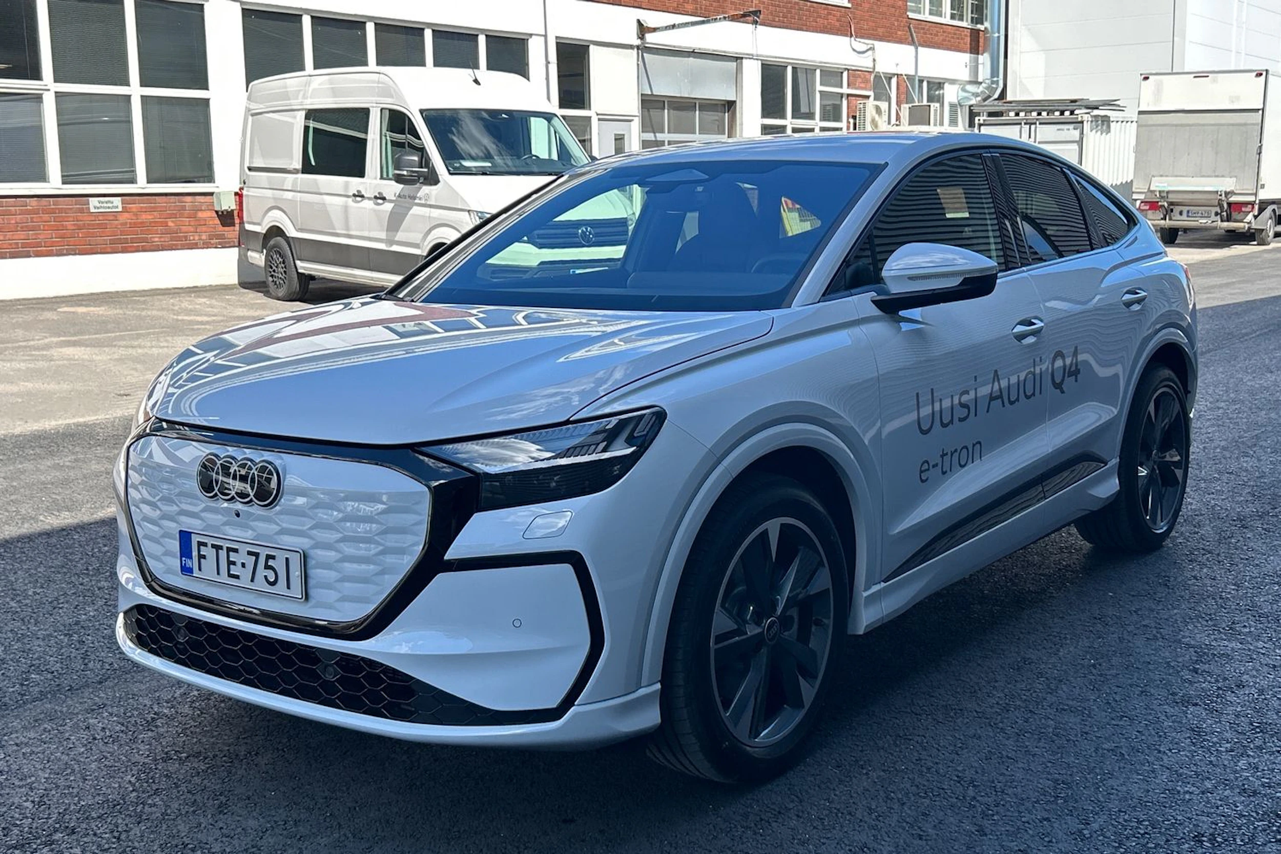 valkoinen Audi Q4 e-tron 2026 kuva 17.
