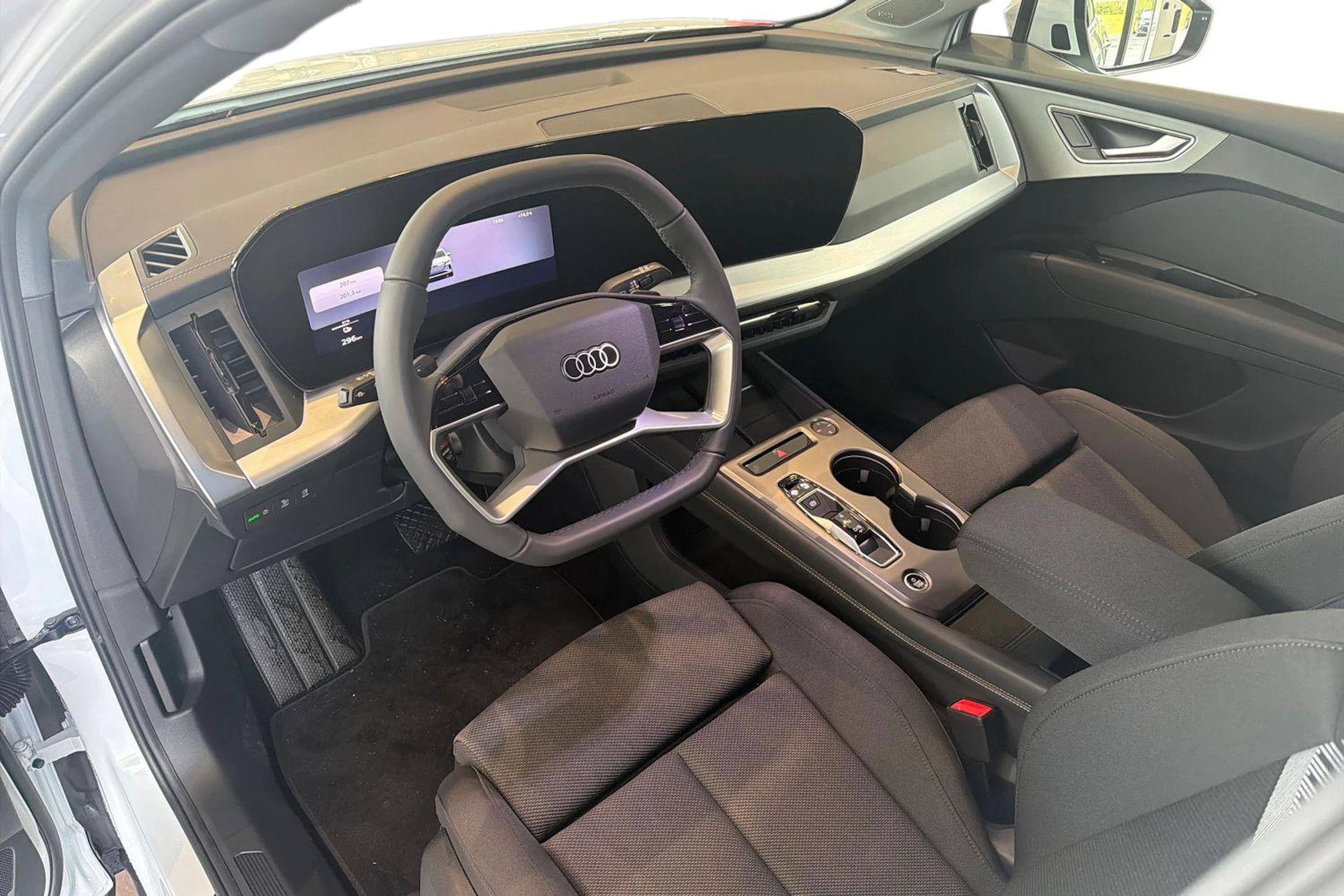 met. valkoinen Audi Q4 e-tron 2027 kuva 6.