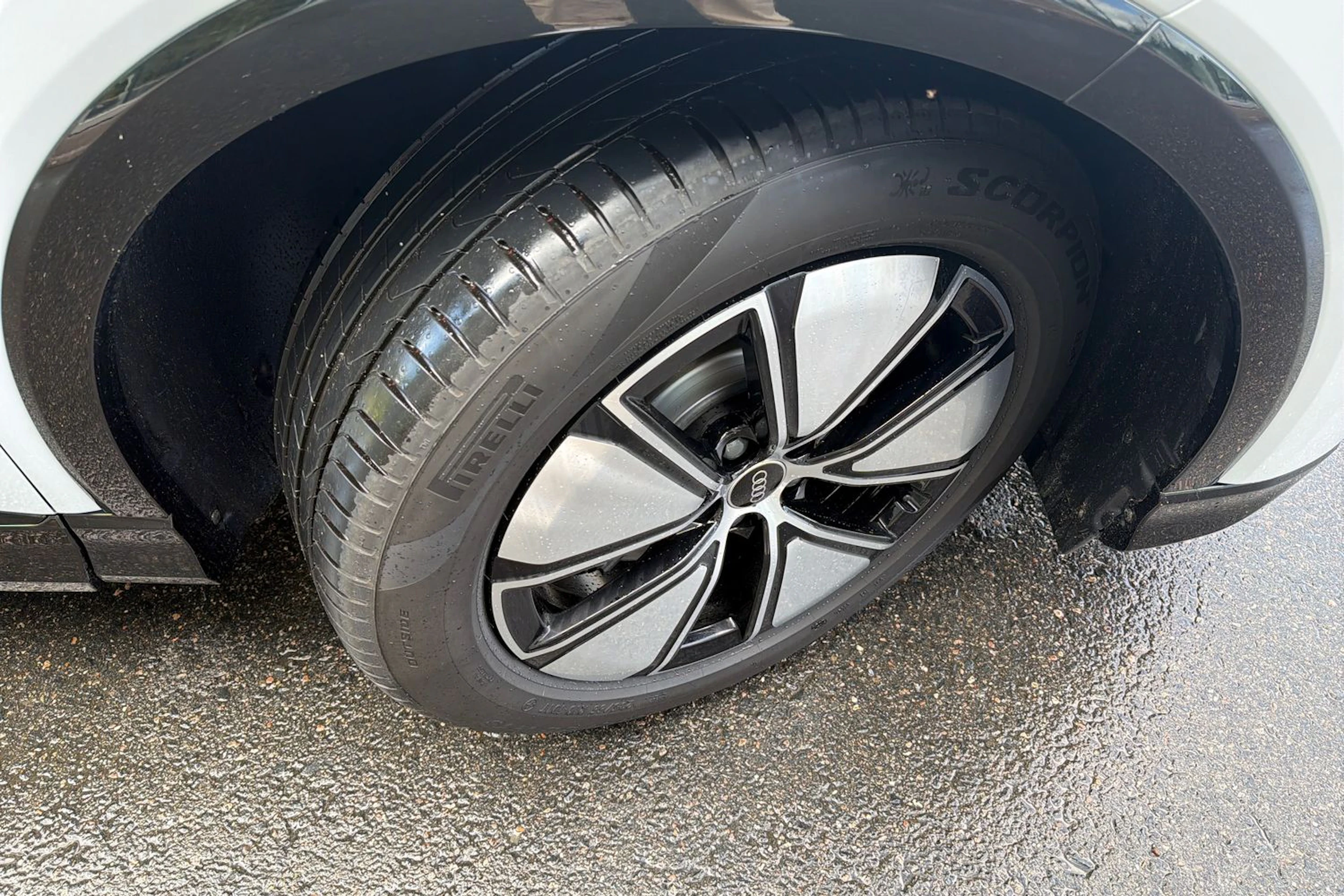 met. valkoinen Audi Q4 e-tron 2027 kuva 10.