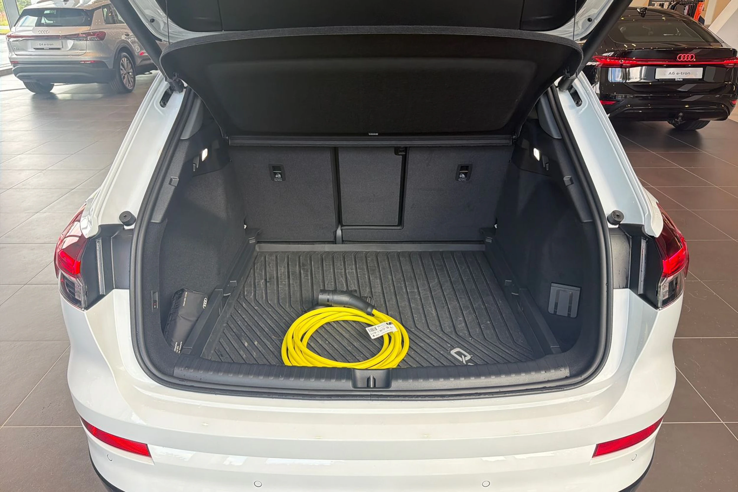 met. valkoinen Audi Q4 e-tron 2027 kuva 11.
