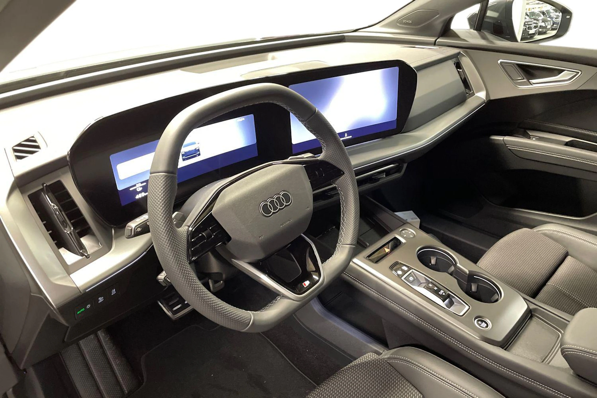 harmaa Audi Q4 e-tron 2027 kuva 6.