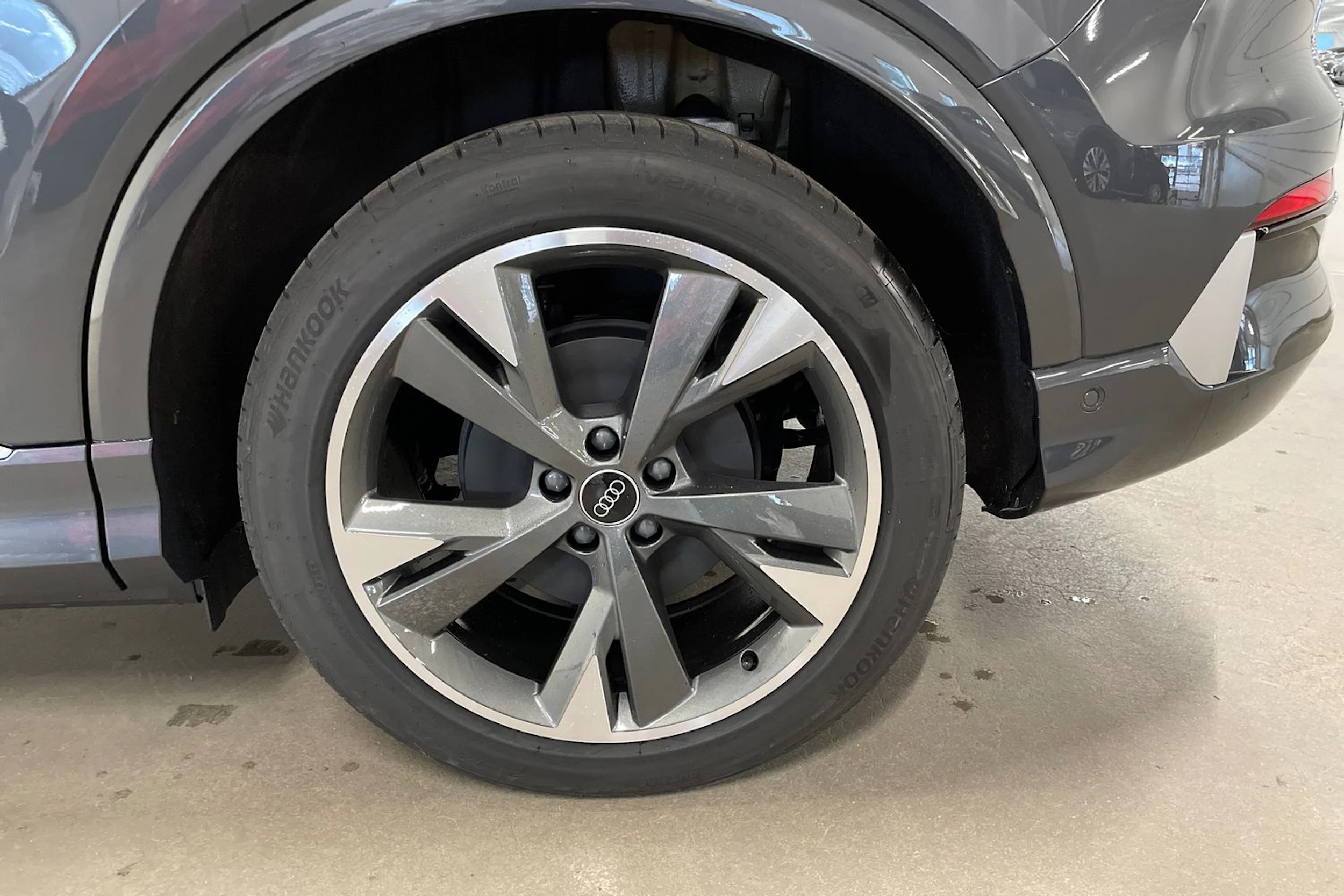 harmaa Audi Q4 e-tron 2027 kuva 10.