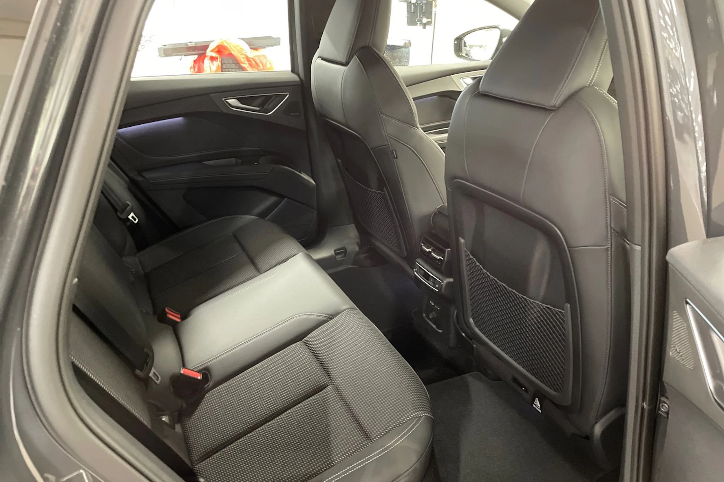 harmaa Audi Q4 e-tron 2027 kuva 13.