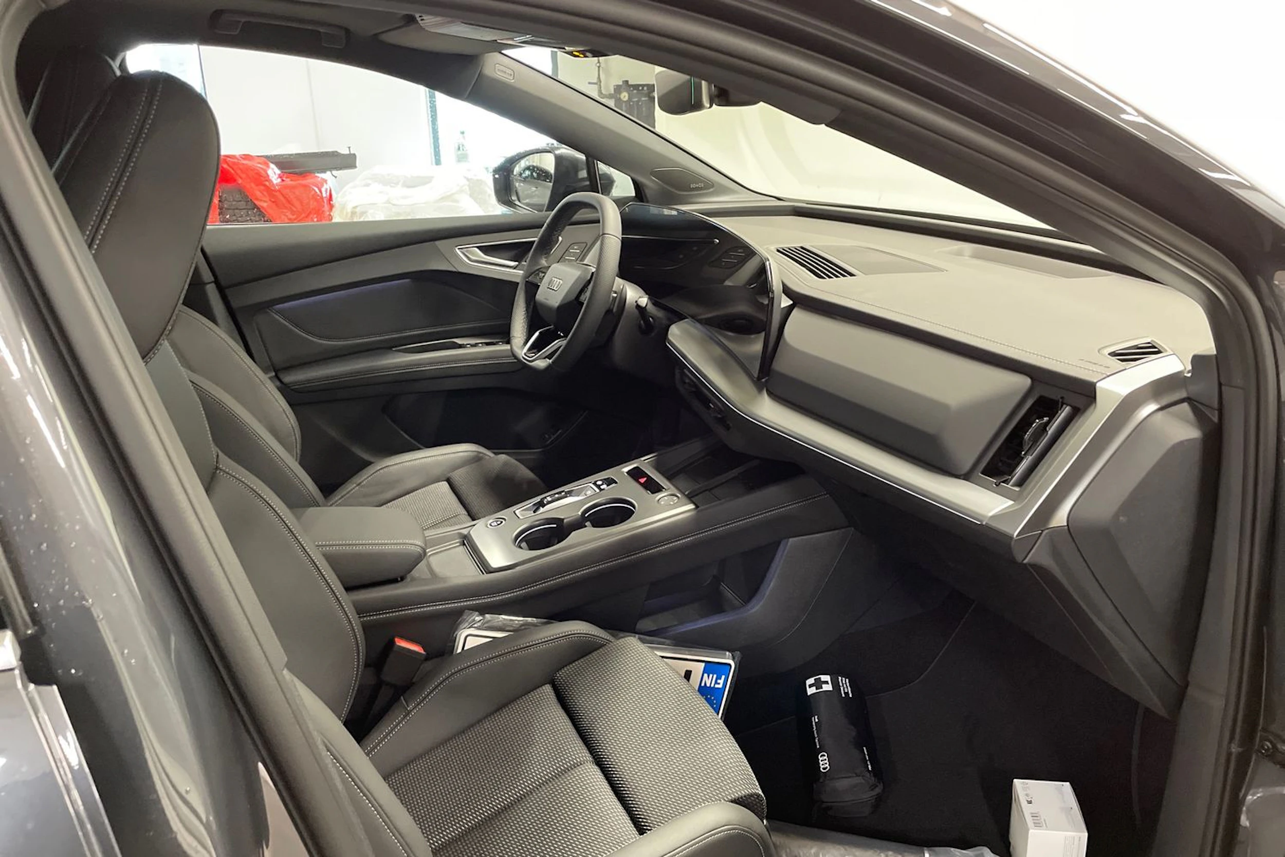 harmaa Audi Q4 e-tron 2027 kuva 14.