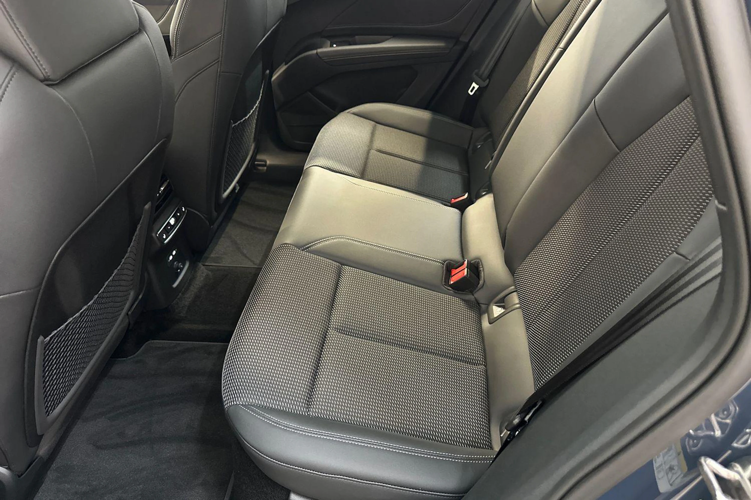 plasma sininen Audi Q4 e-tron 2026 kuva 8.