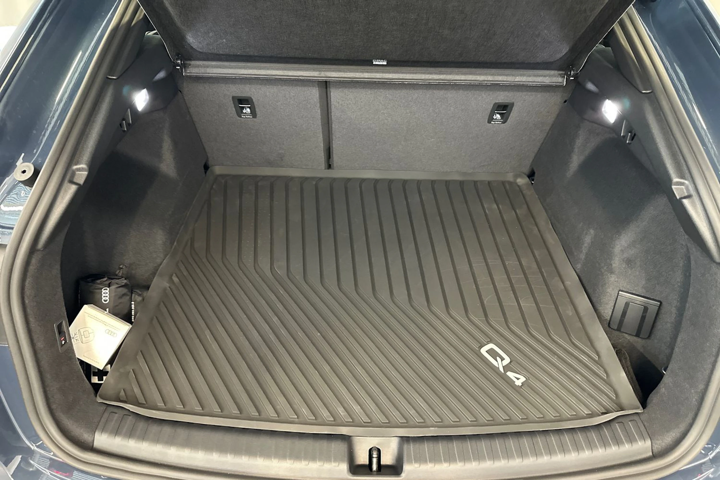 plasma sininen Audi Q4 e-tron 2026 kuva 18.