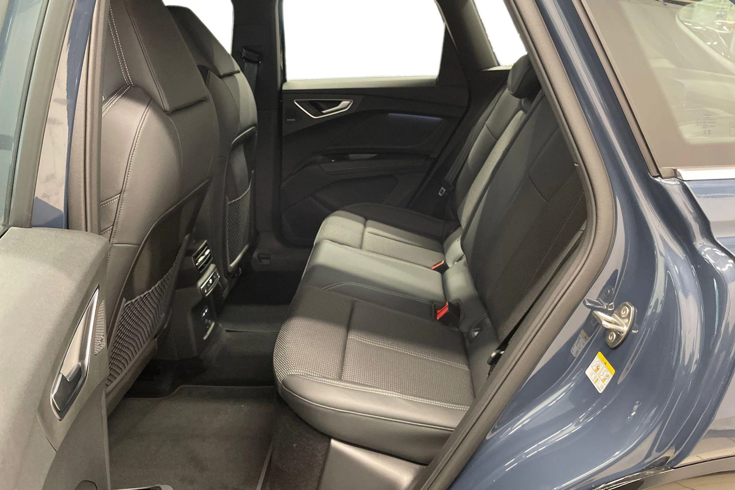 sininen Audi Q4 e-tron 2027 kuva 8.