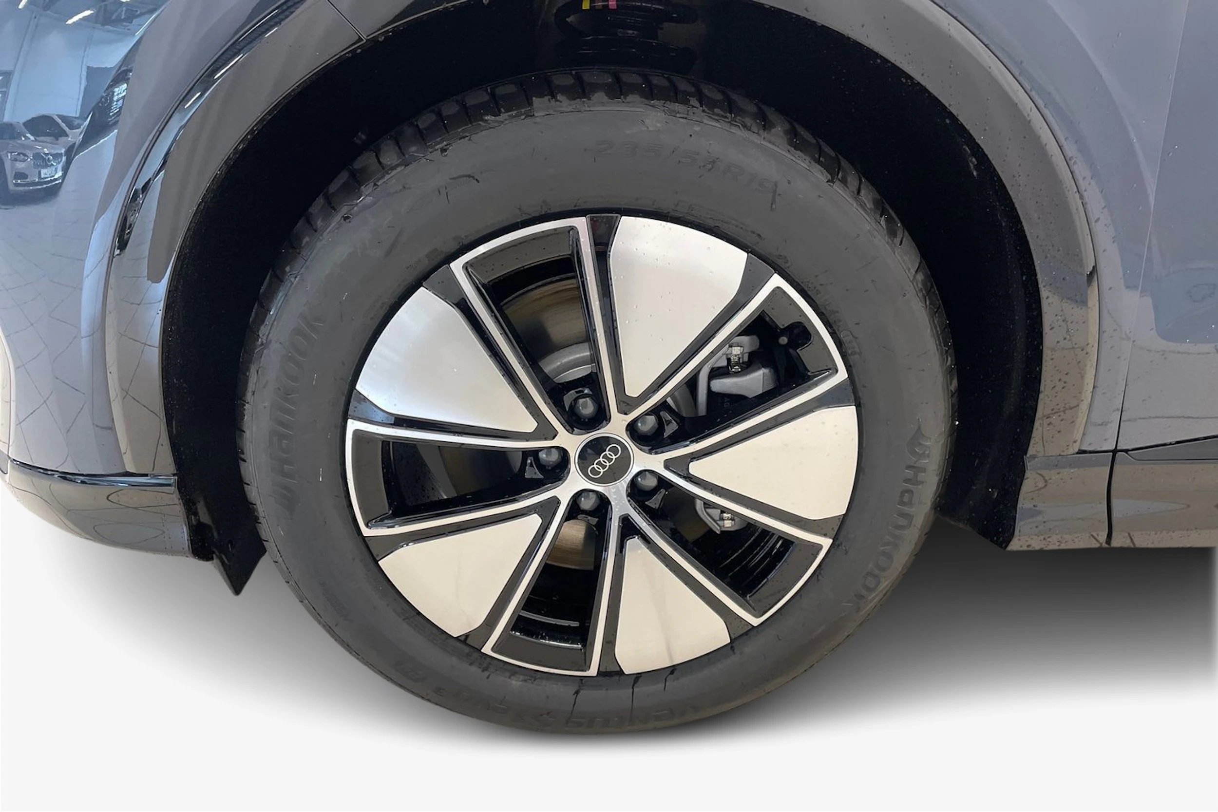 sininen Audi Q4 e-tron 2027 kuva 9.