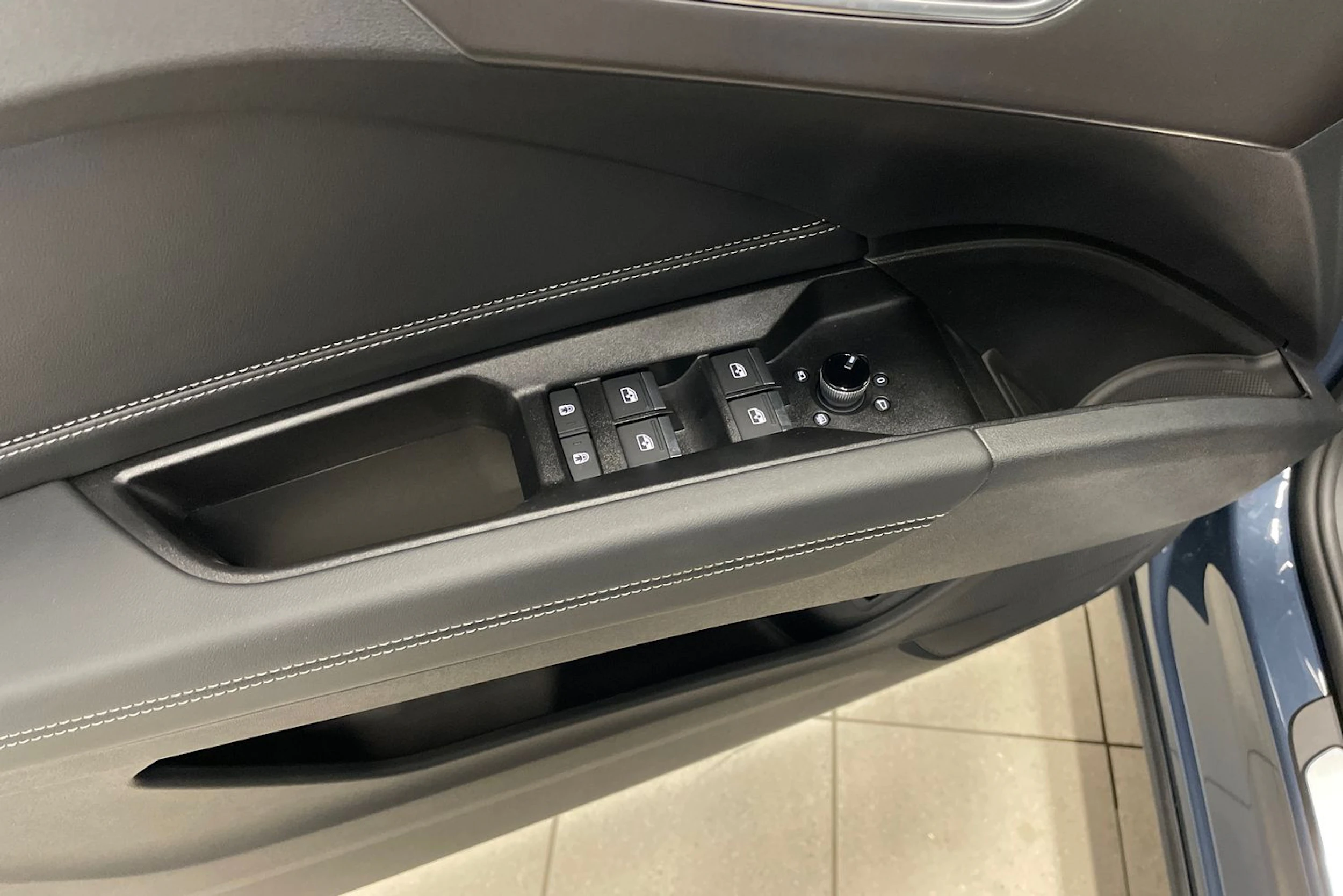 sininen Audi Q4 e-tron 2027 kuva 17.