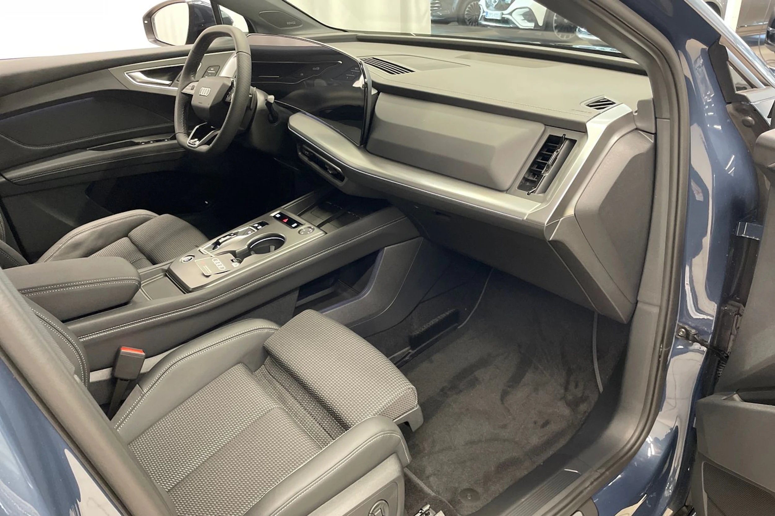 sininen Audi Q4 e-tron 2027 kuva 22.