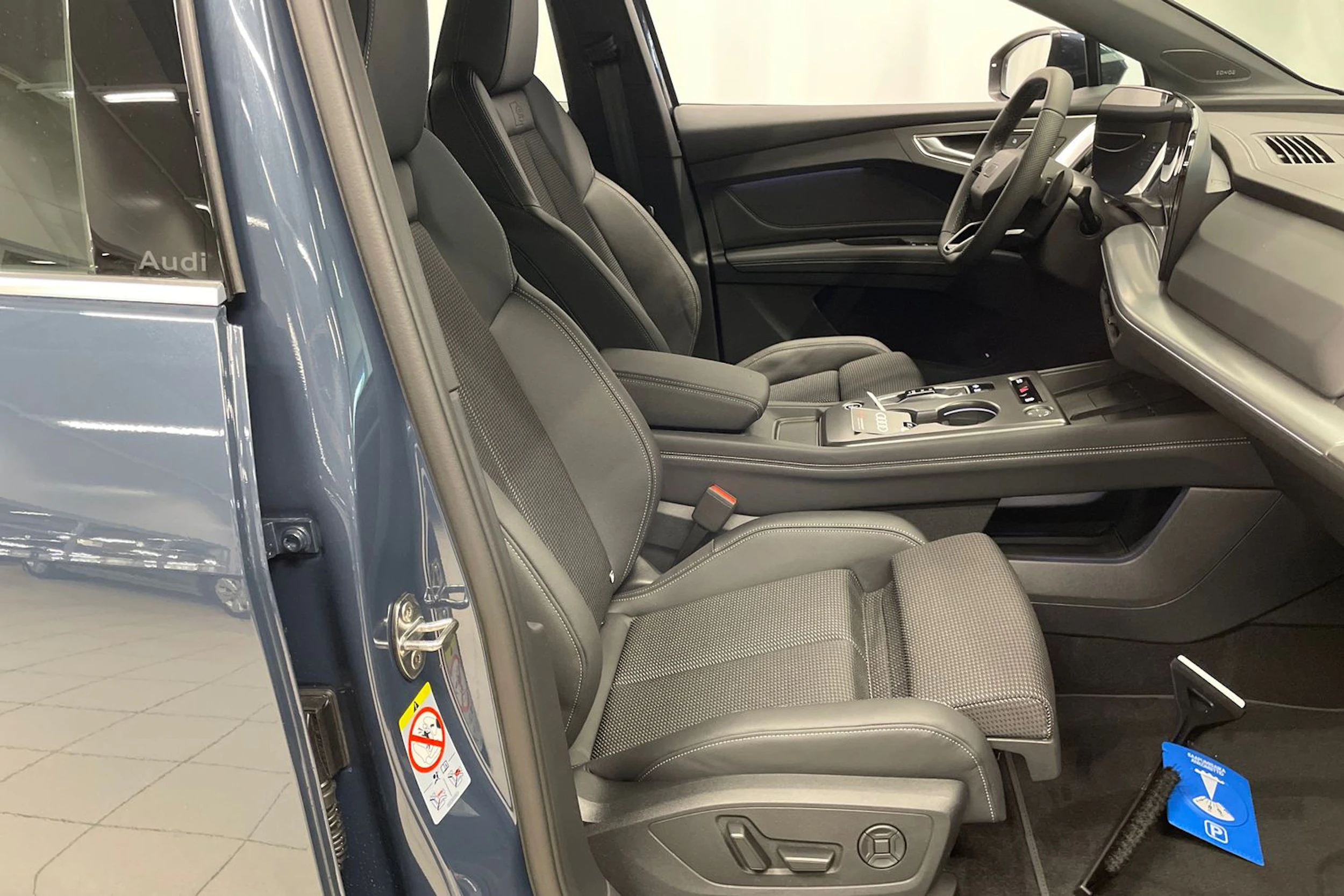 sininen Audi Q4 e-tron 2027 kuva 23.