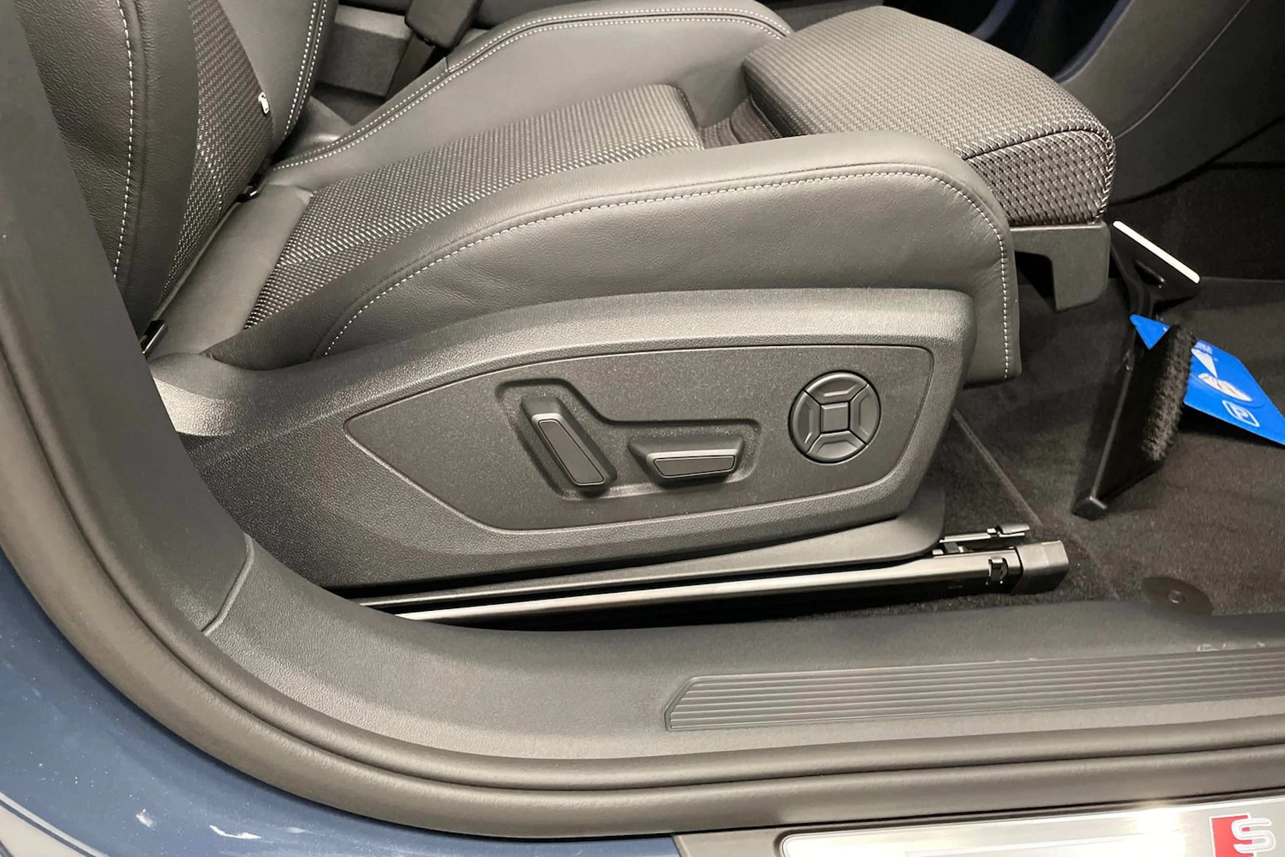 sininen Audi Q4 e-tron 2027 kuva 24.