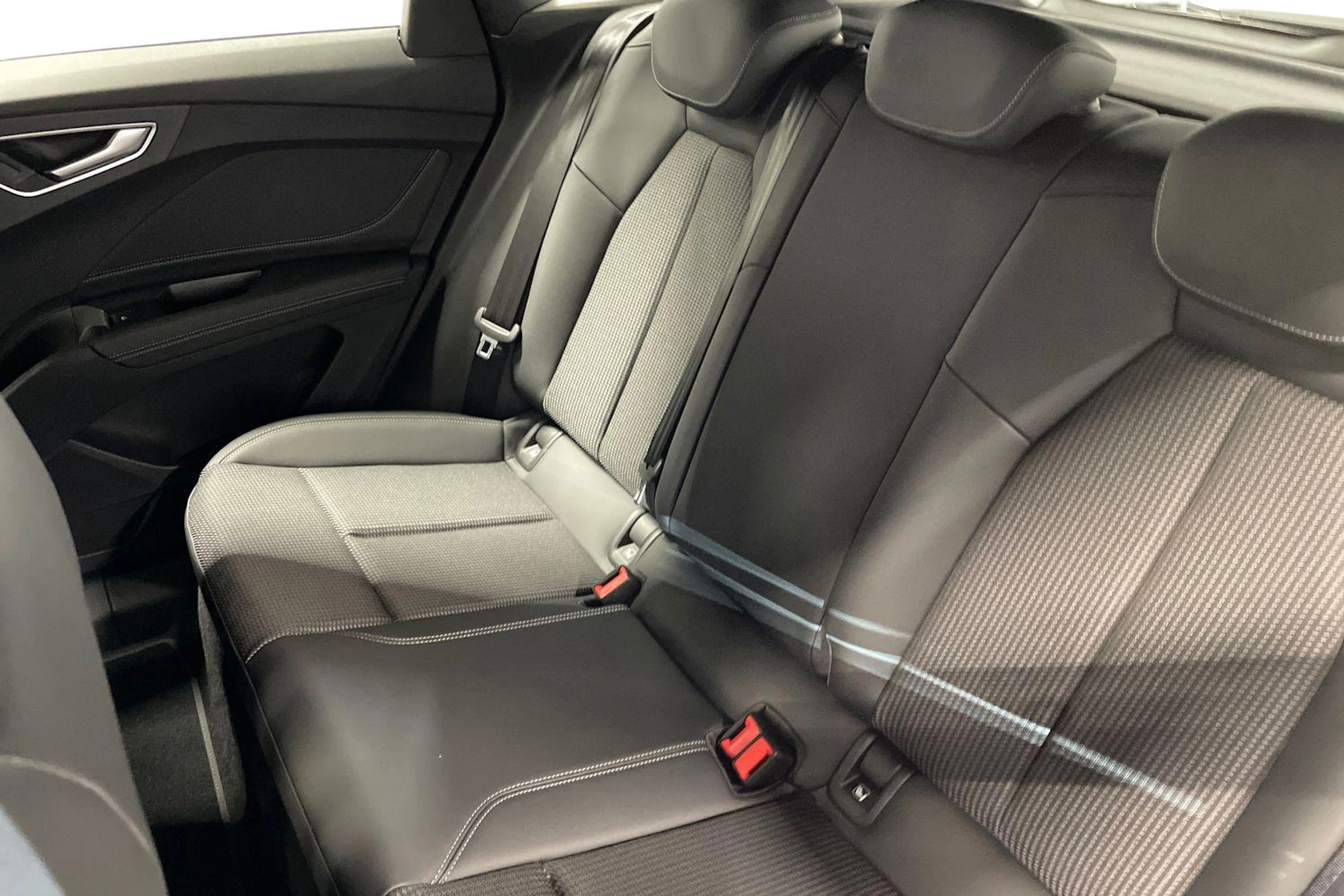 vihreä Audi Q4 e-tron 2026 kuva 8.