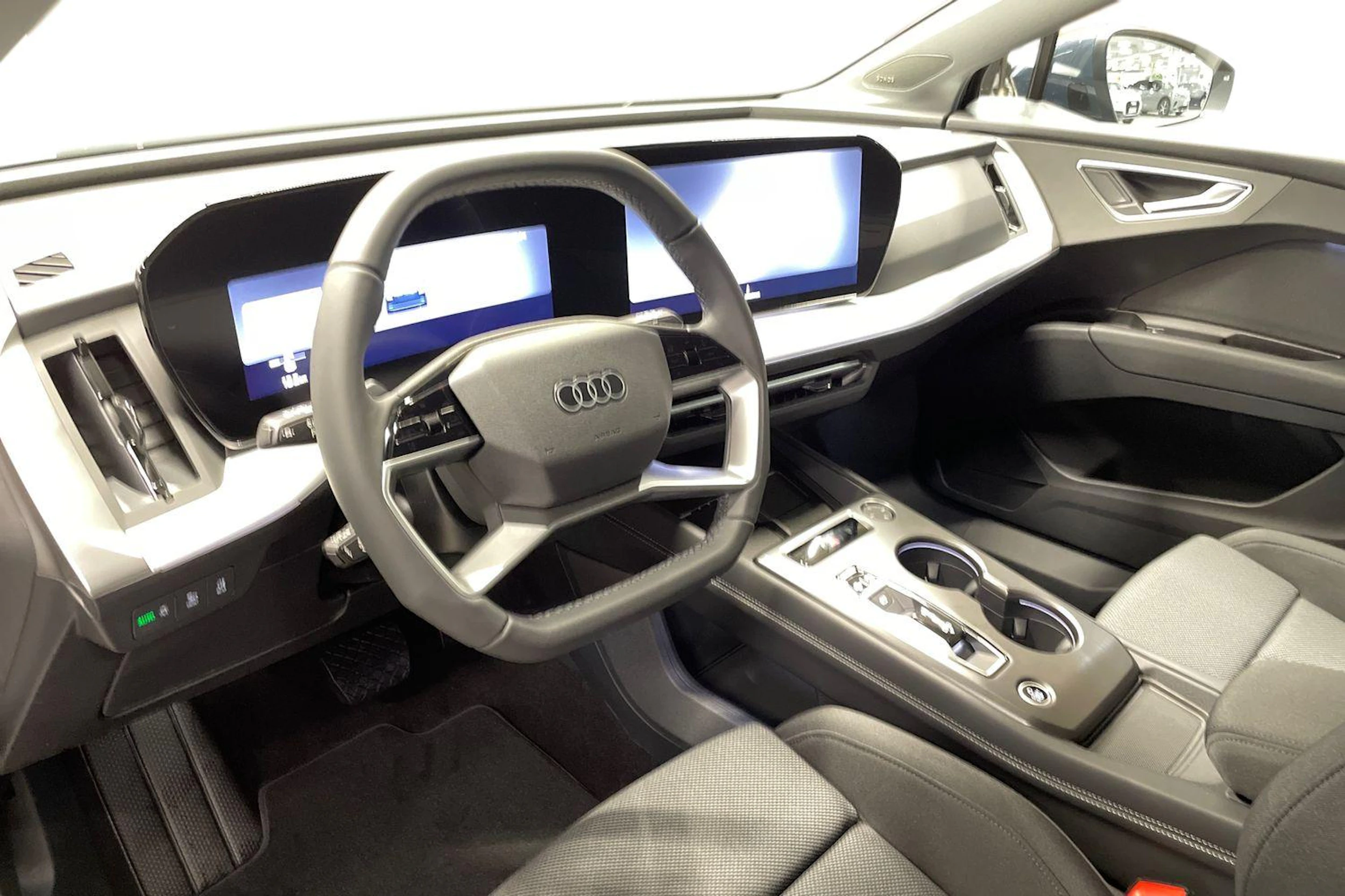 Sininen Audi Q4 e-tron 2027 kuva 6.