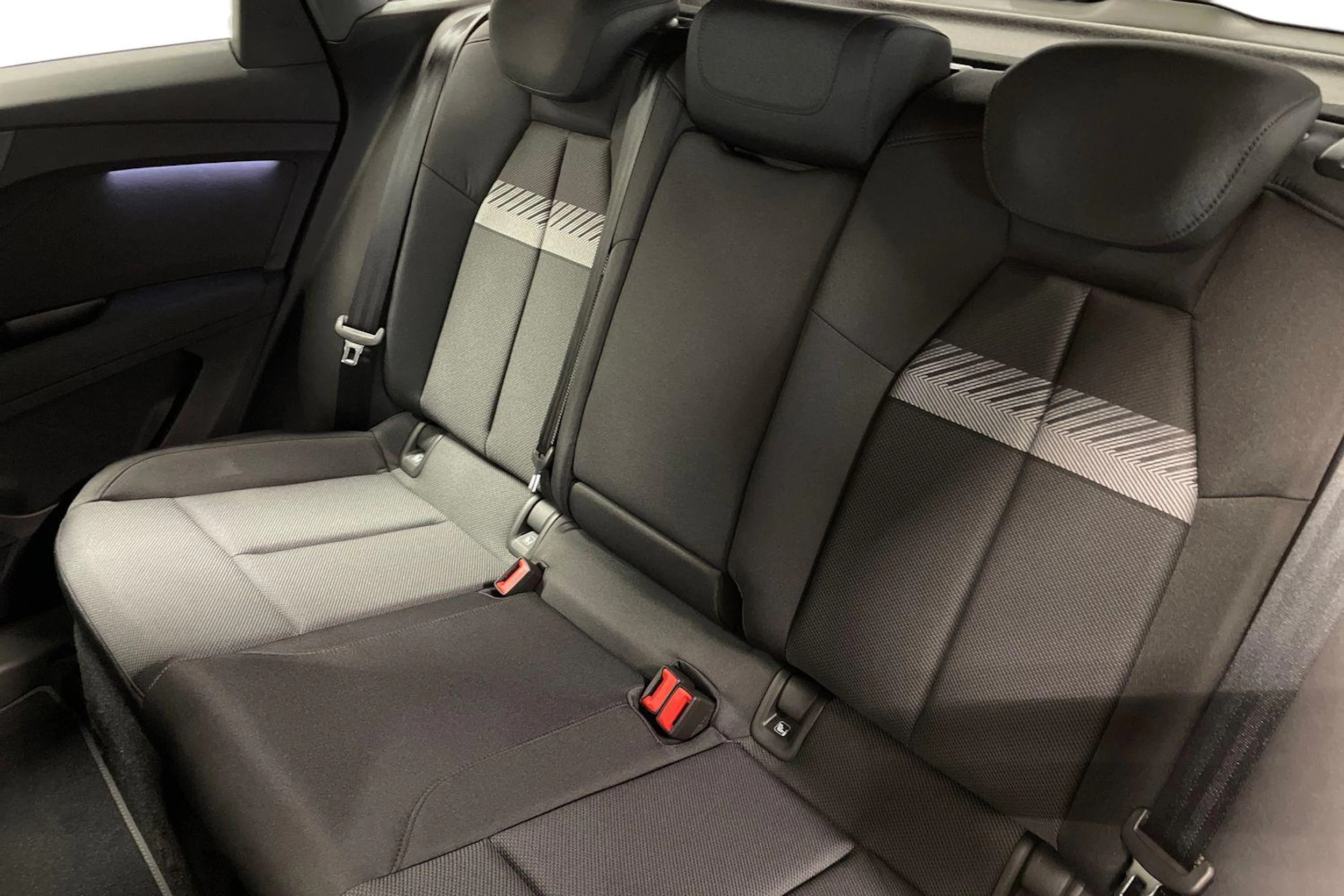 Sininen Audi Q4 e-tron 2027 kuva 8.