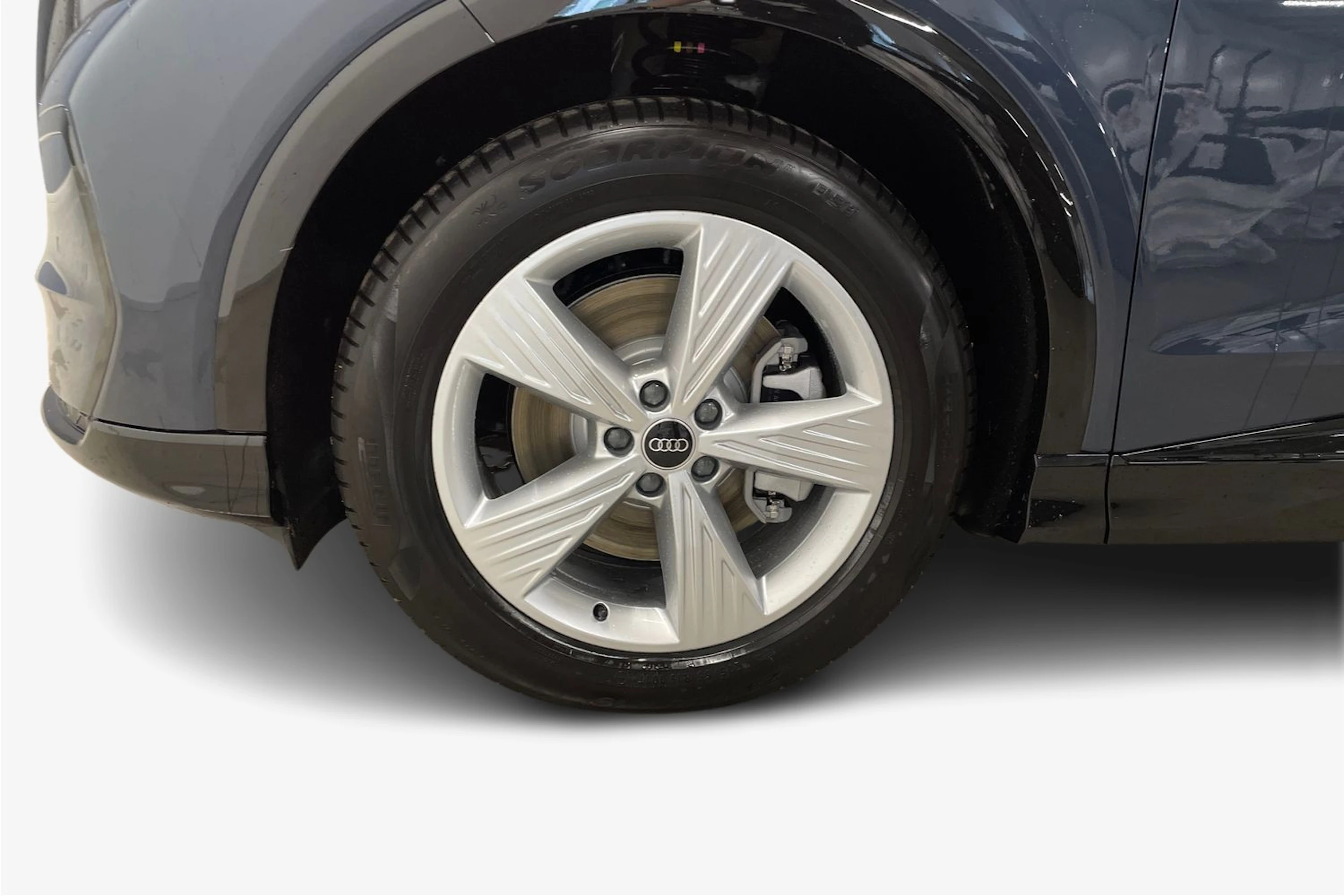 Sininen Audi Q4 e-tron 2027 kuva 9.