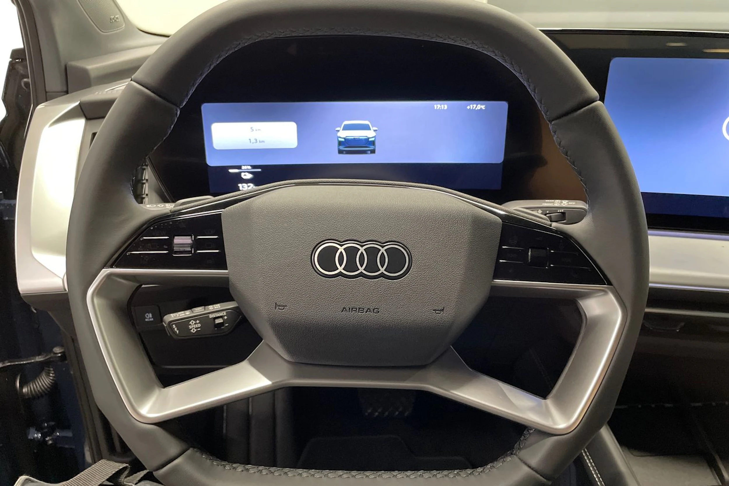 Sininen Audi Q4 e-tron 2027 kuva 13.