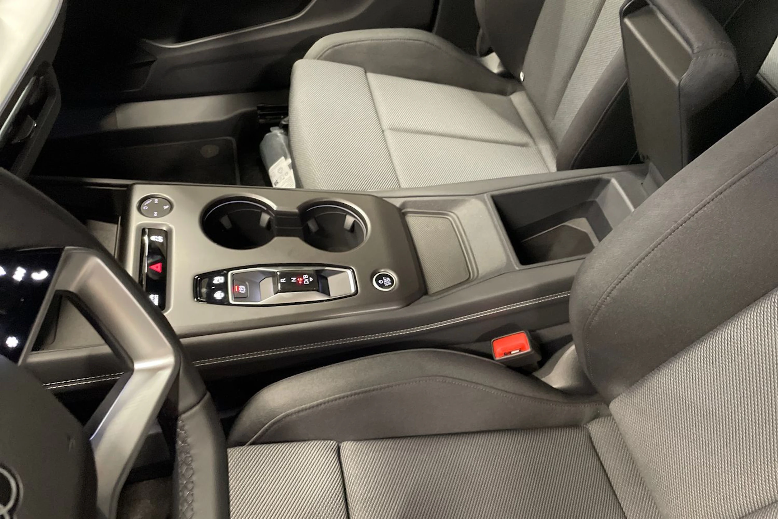 Sininen Audi Q4 e-tron 2027 kuva 15.