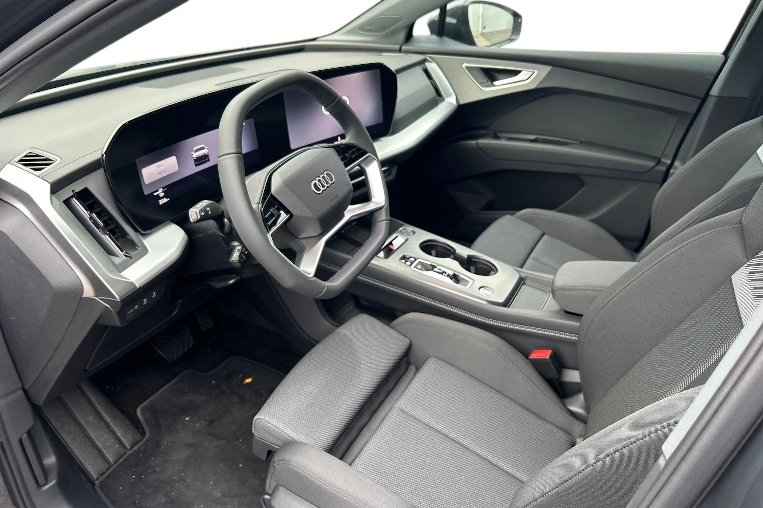 harmaa Audi Q4 e-tron 2026 kuva 6.