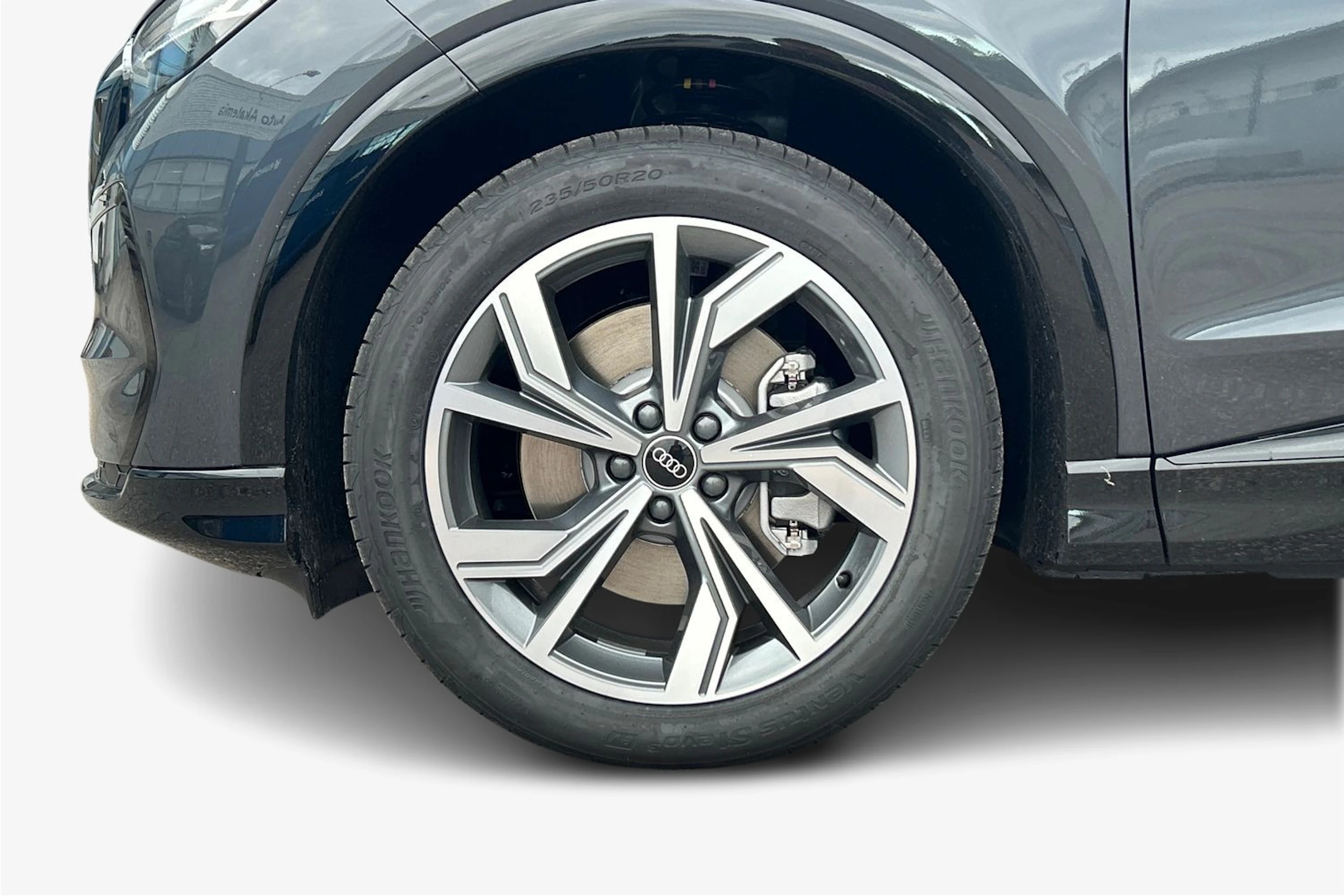 harmaa Audi Q4 e-tron 2026 kuva 9.