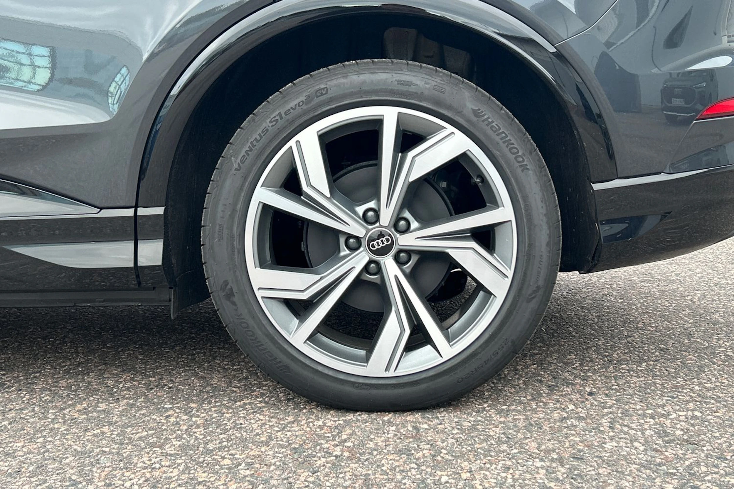 harmaa Audi Q4 e-tron 2026 kuva 10.