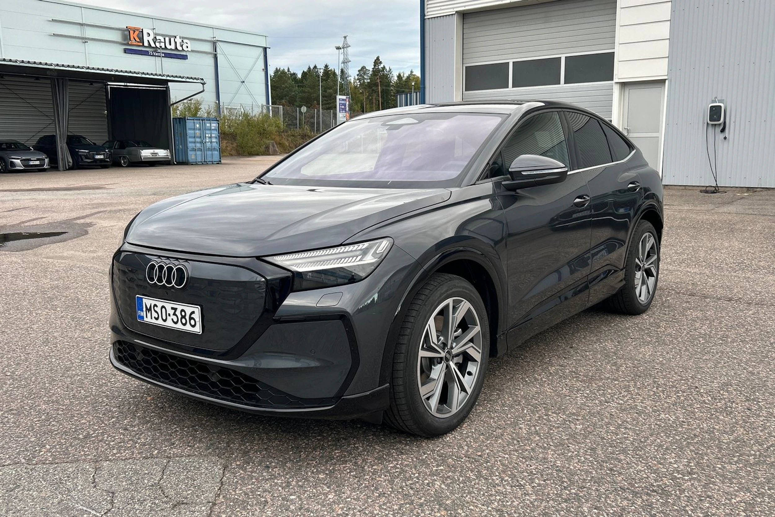 harmaa Audi Q4 e-tron 2026 kuva 11.