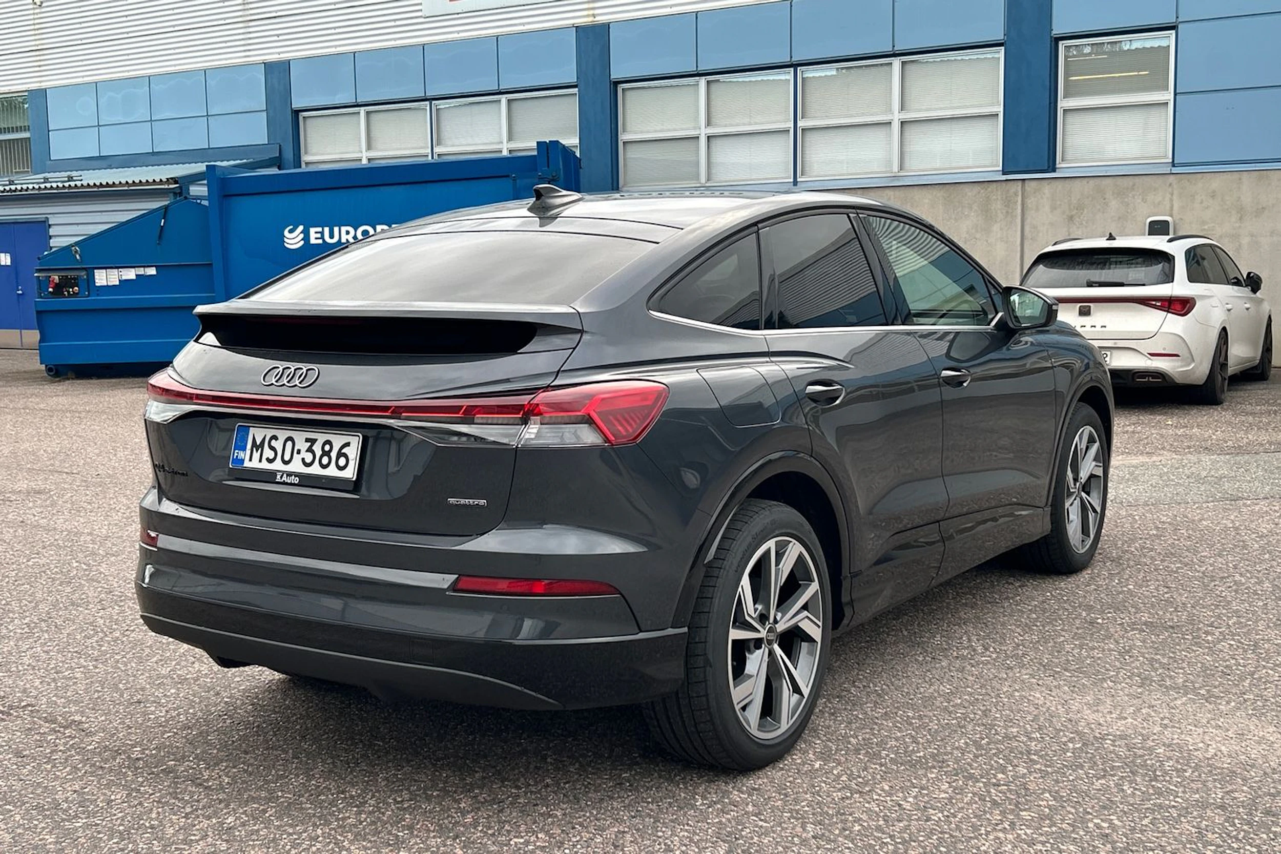 harmaa Audi Q4 e-tron 2026 kuva 12.