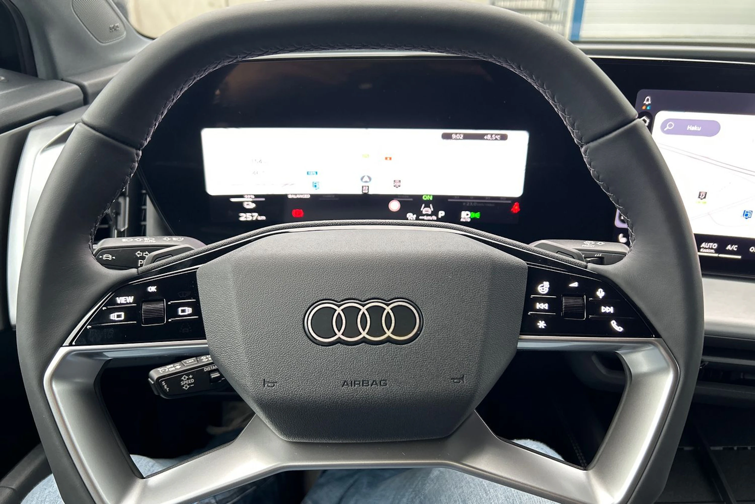 harmaa Audi Q4 e-tron 2026 kuva 16.