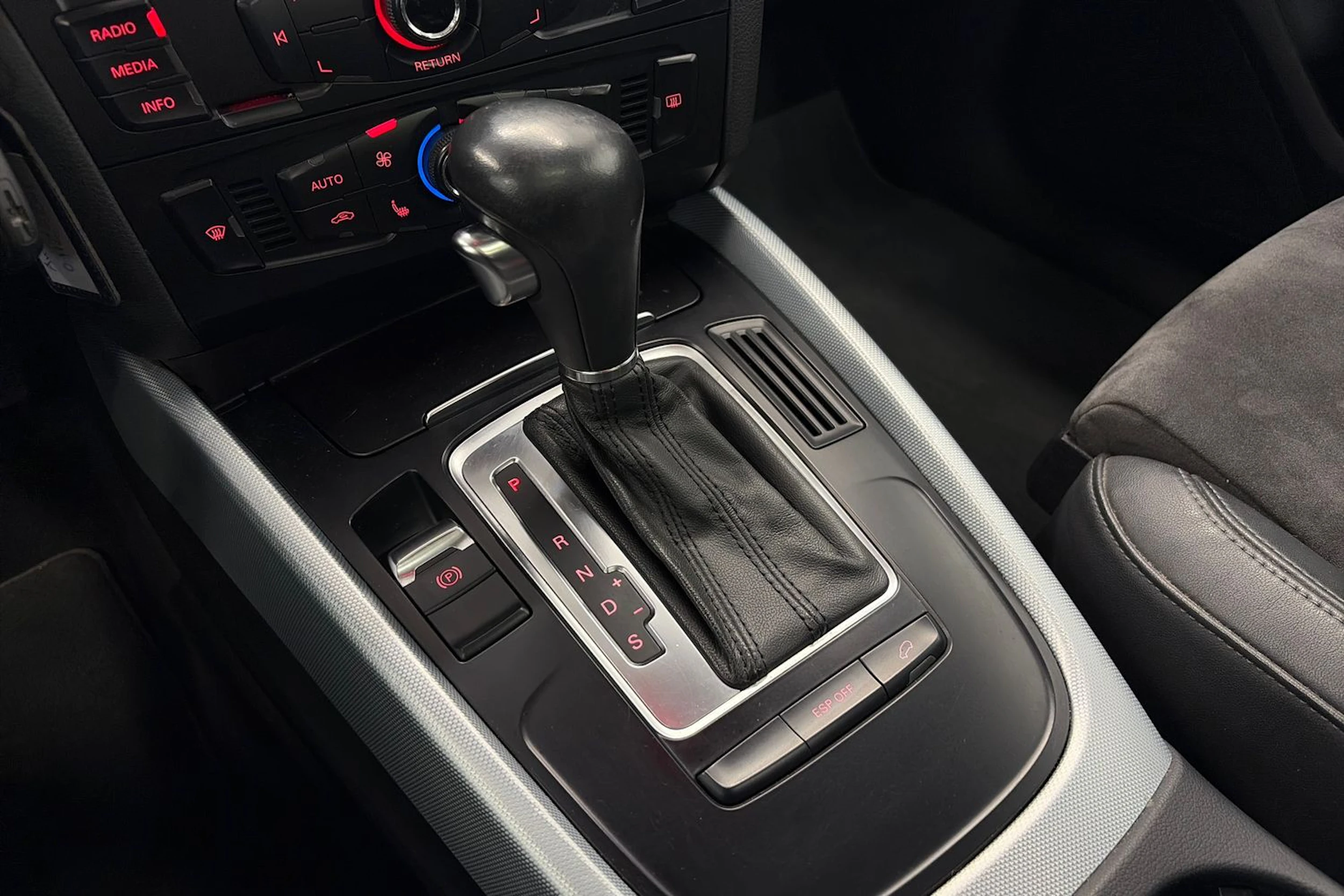 harmaa Audi Q5 2009 kuva 19.