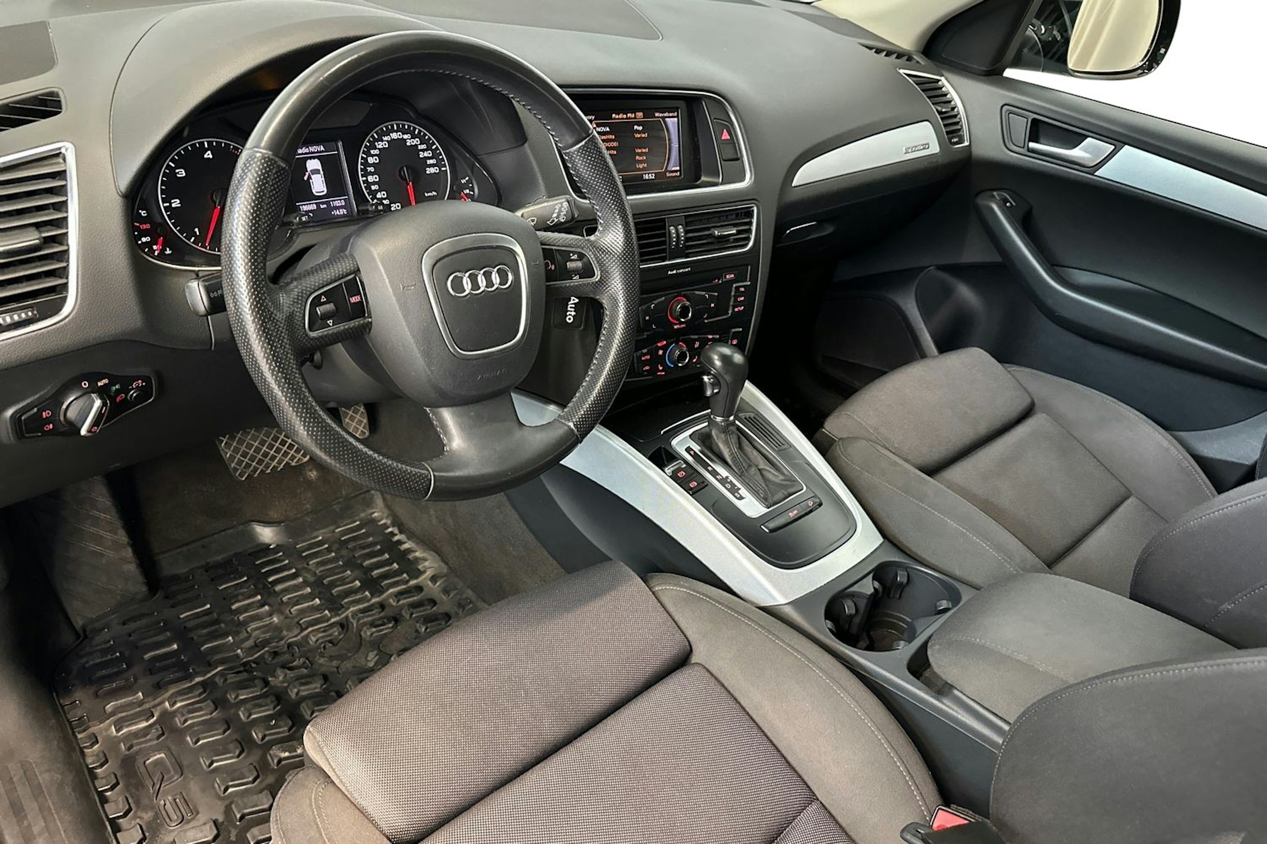 Musta Audi Q5 2011 kuva 7.
