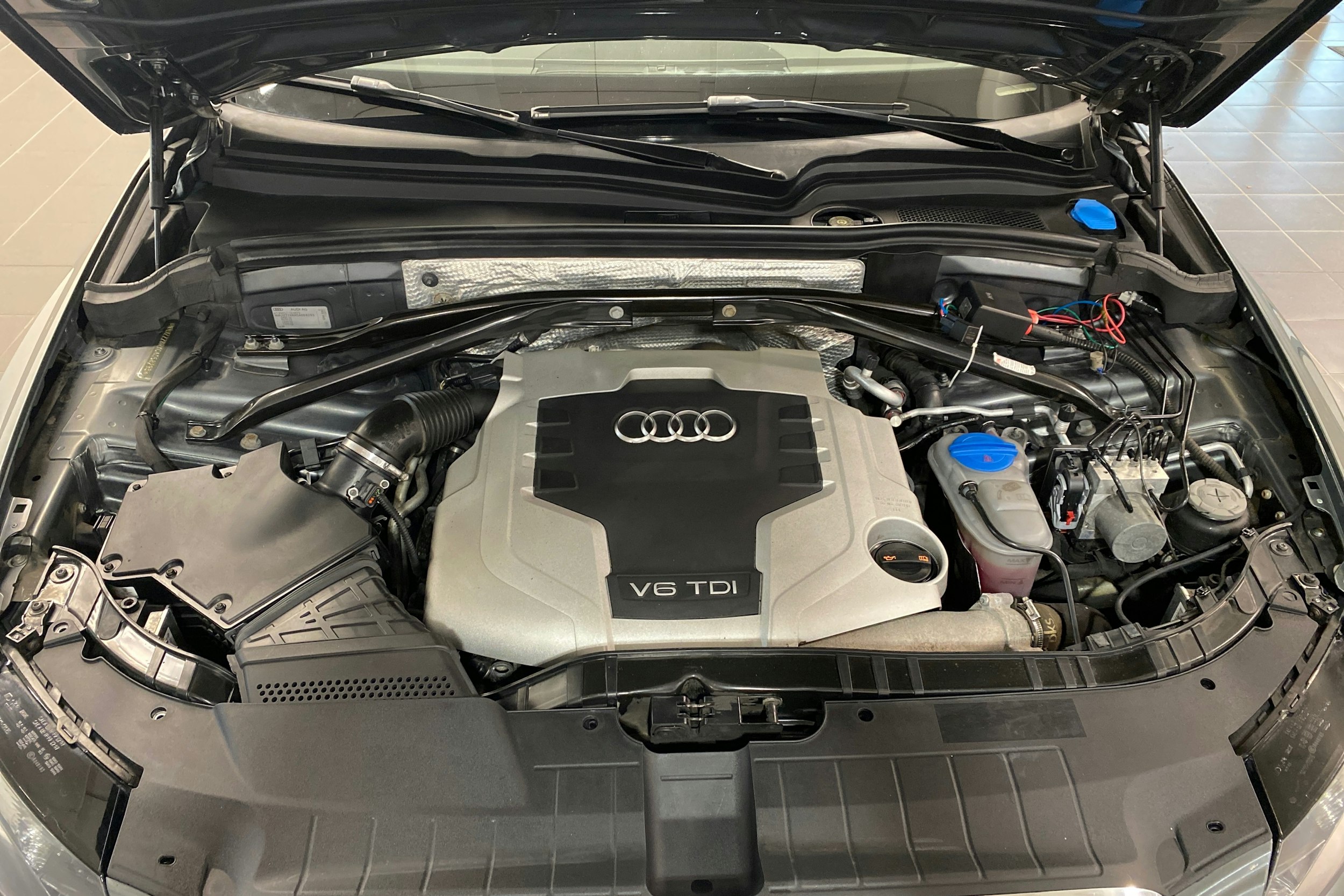 harmaa Audi Q5 2011 kuva 29.