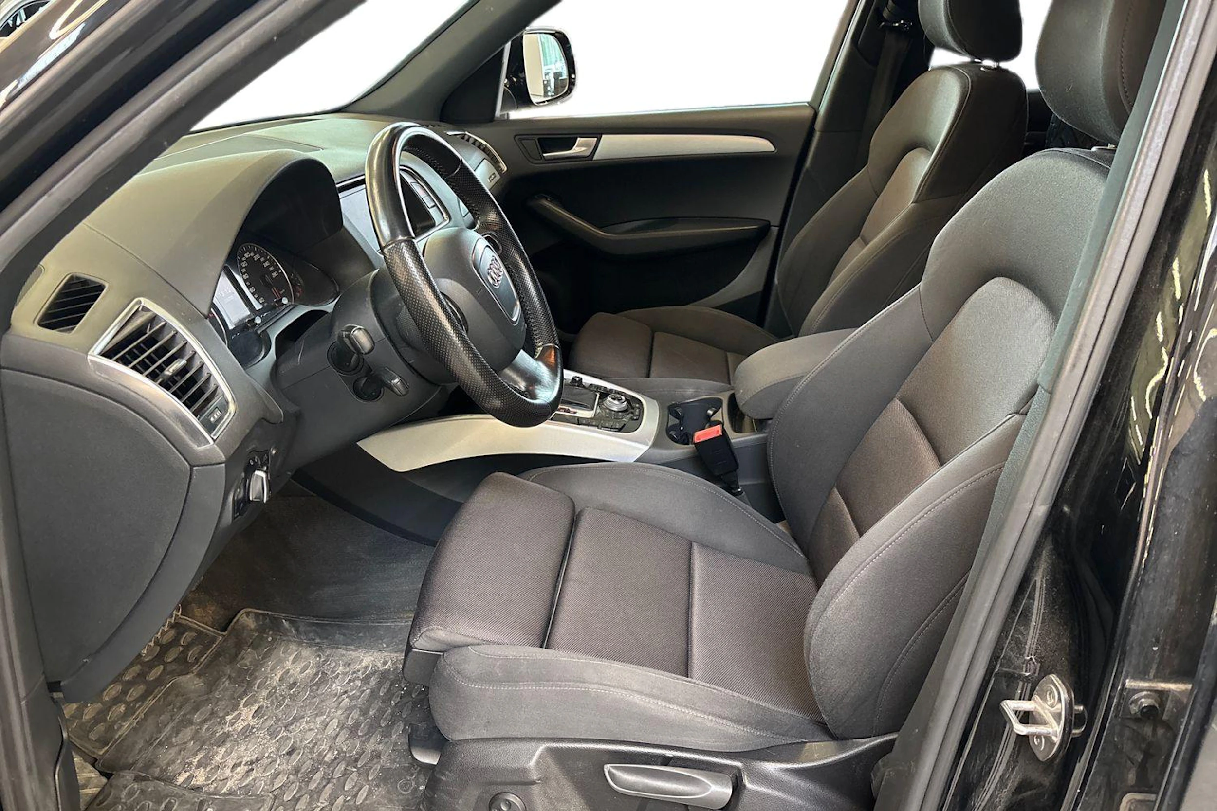 Musta Audi Q5 2011 kuva 6.