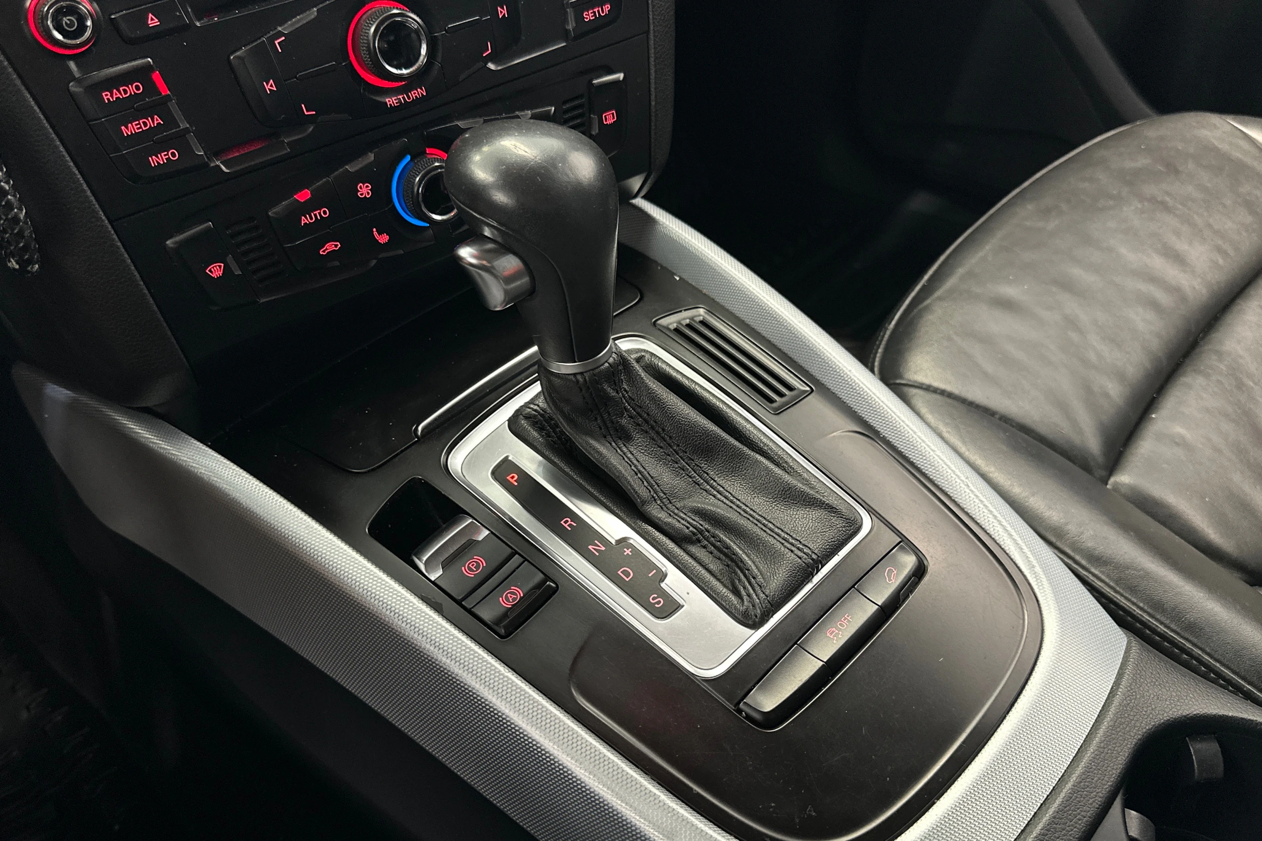valkoinen Audi Q5 2011 kuva 17.