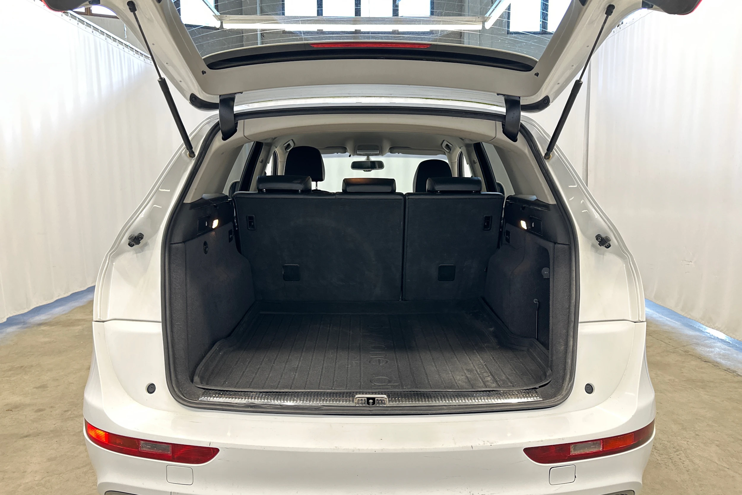 valkoinen Audi Q5 2011 kuva 22.