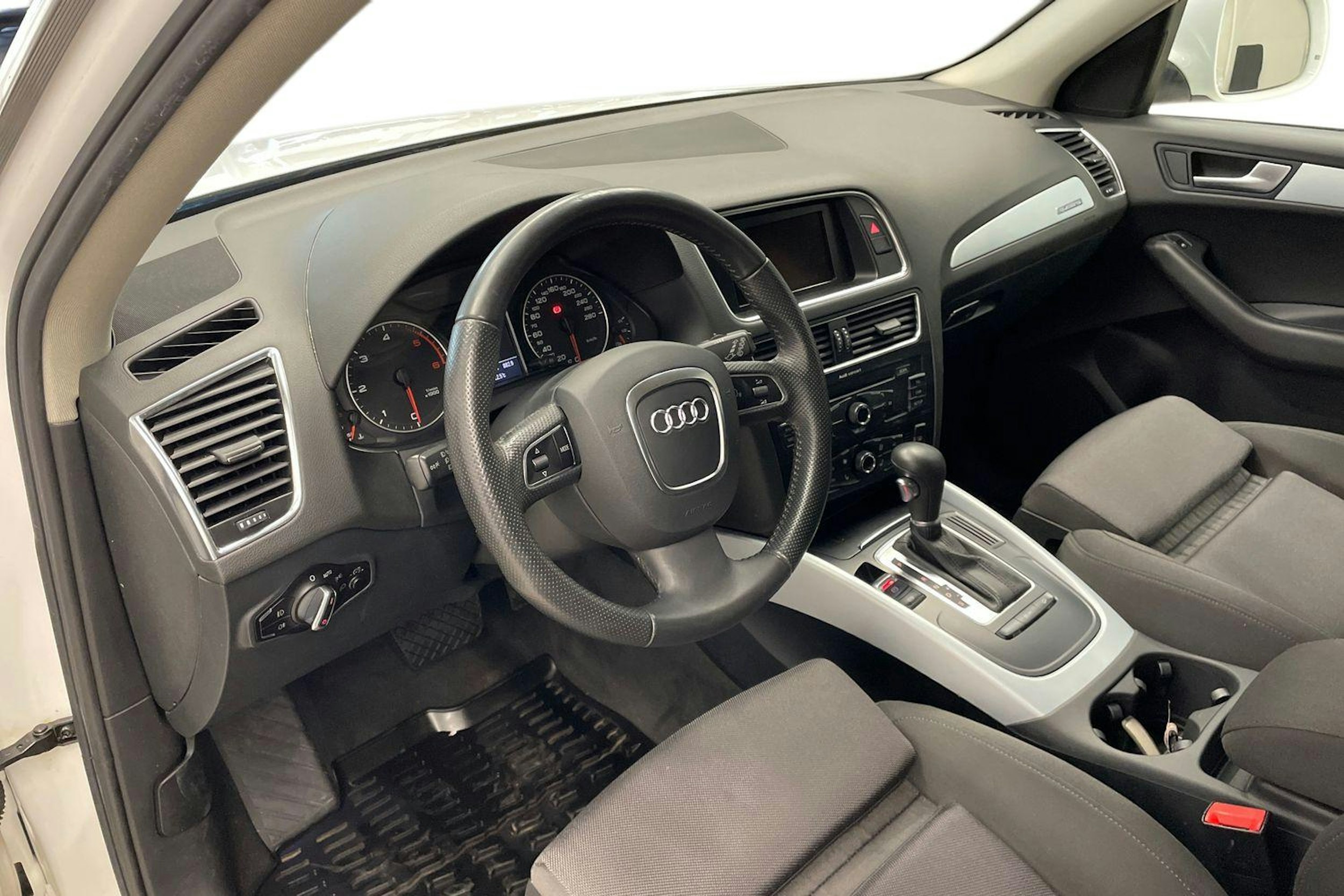Valkoinen Audi Q5 2012 kuva 7.
