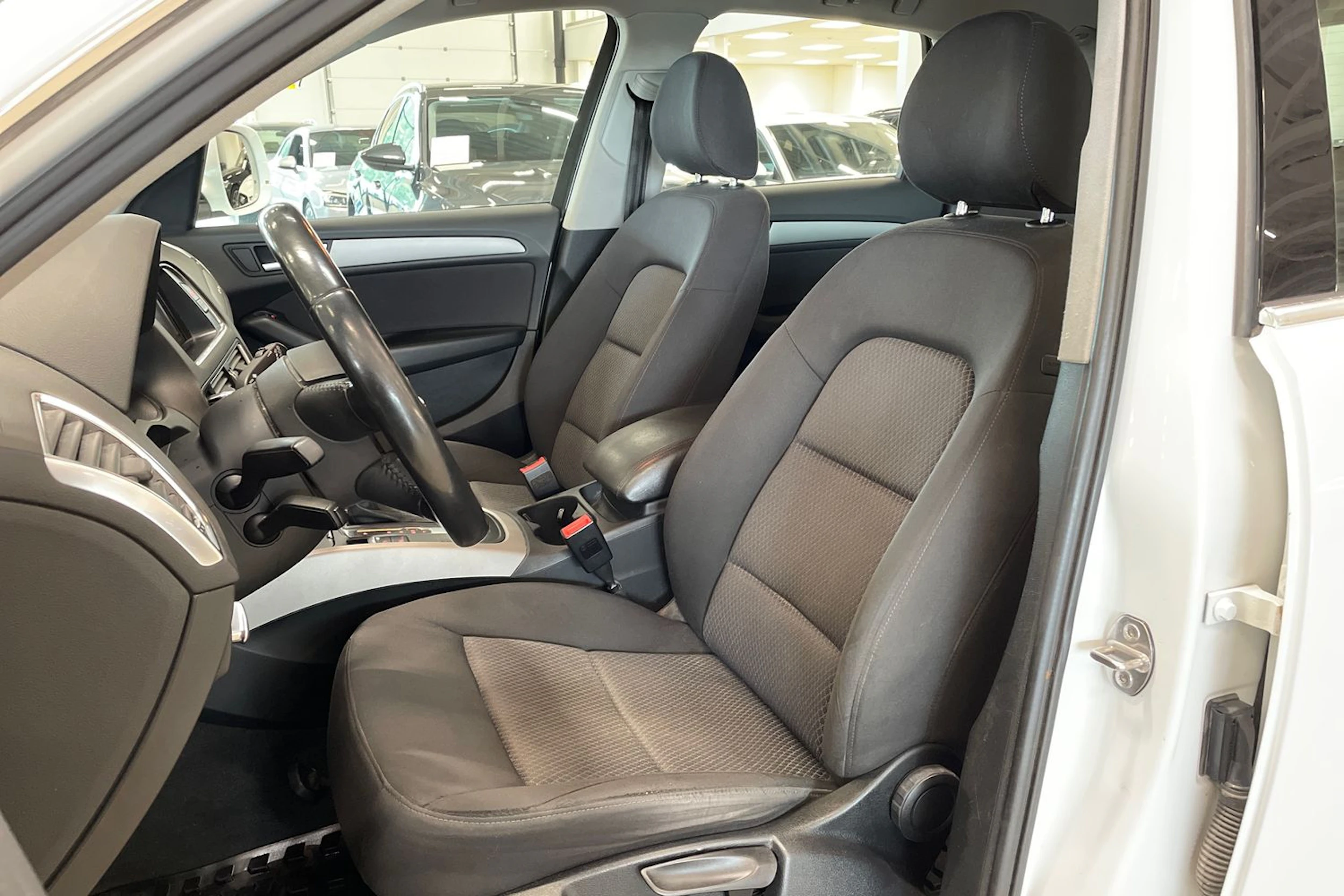 valkoinen Audi Q5 2015 kuva 11.