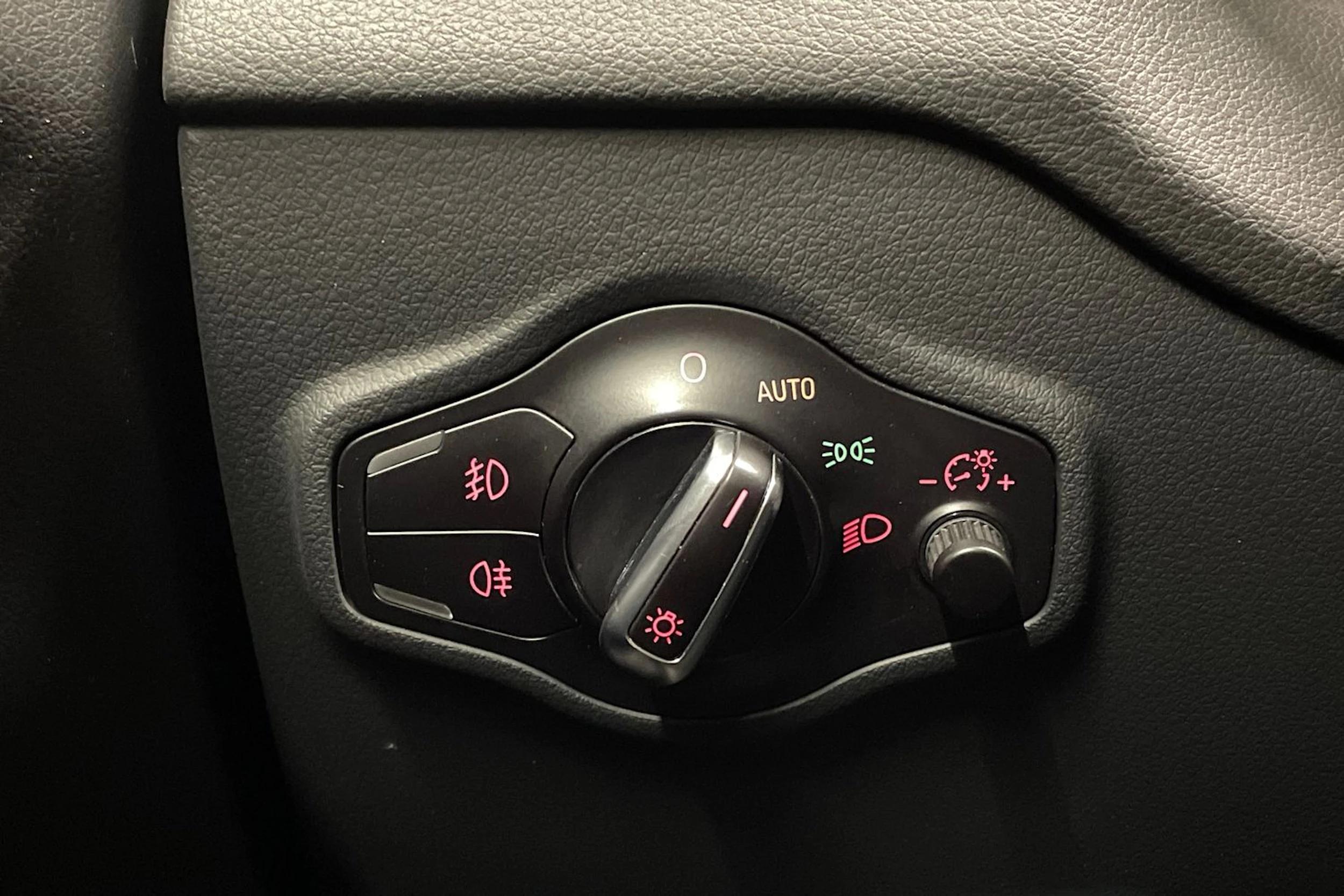 valkoinen Audi Q5 2015 kuva 16.