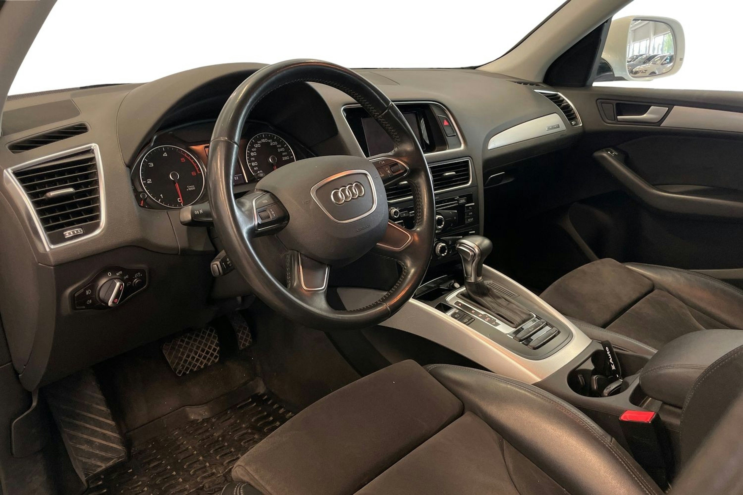 Valkoinen Audi Q5 2015 kuva 3.