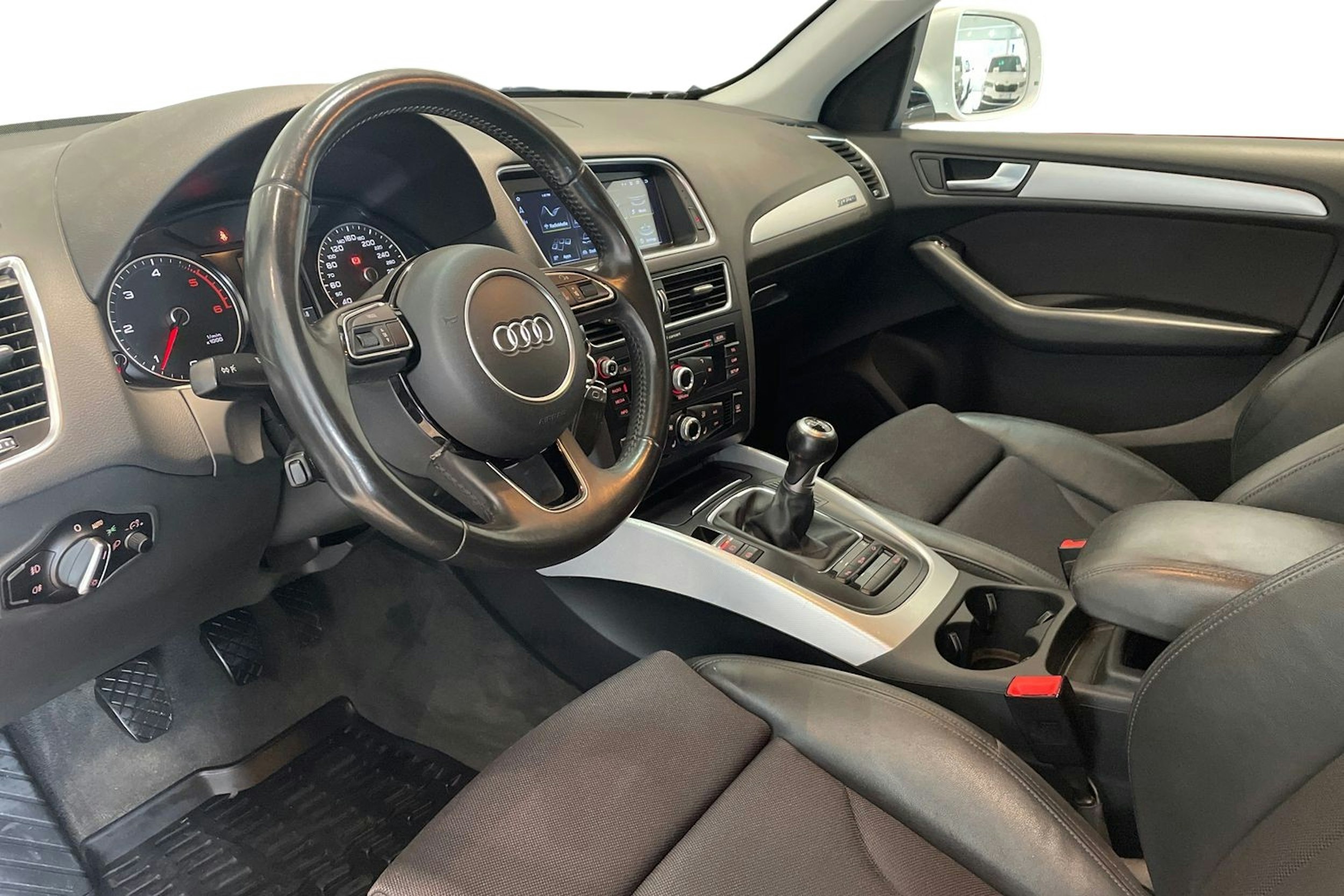 Valkoinen Audi Q5 2015 kuva 7.