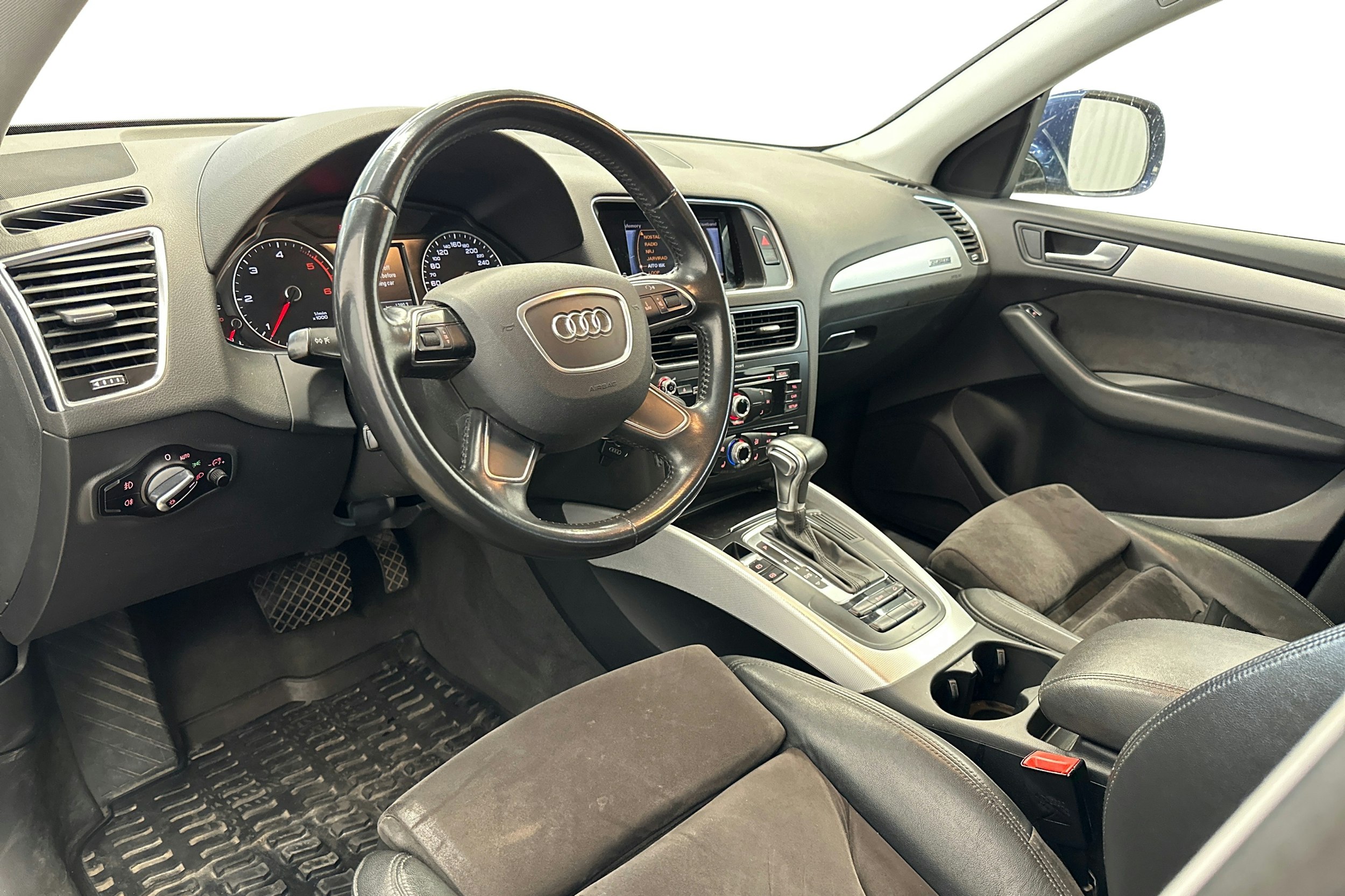 sininen Audi Q5 2015 kuva 3.