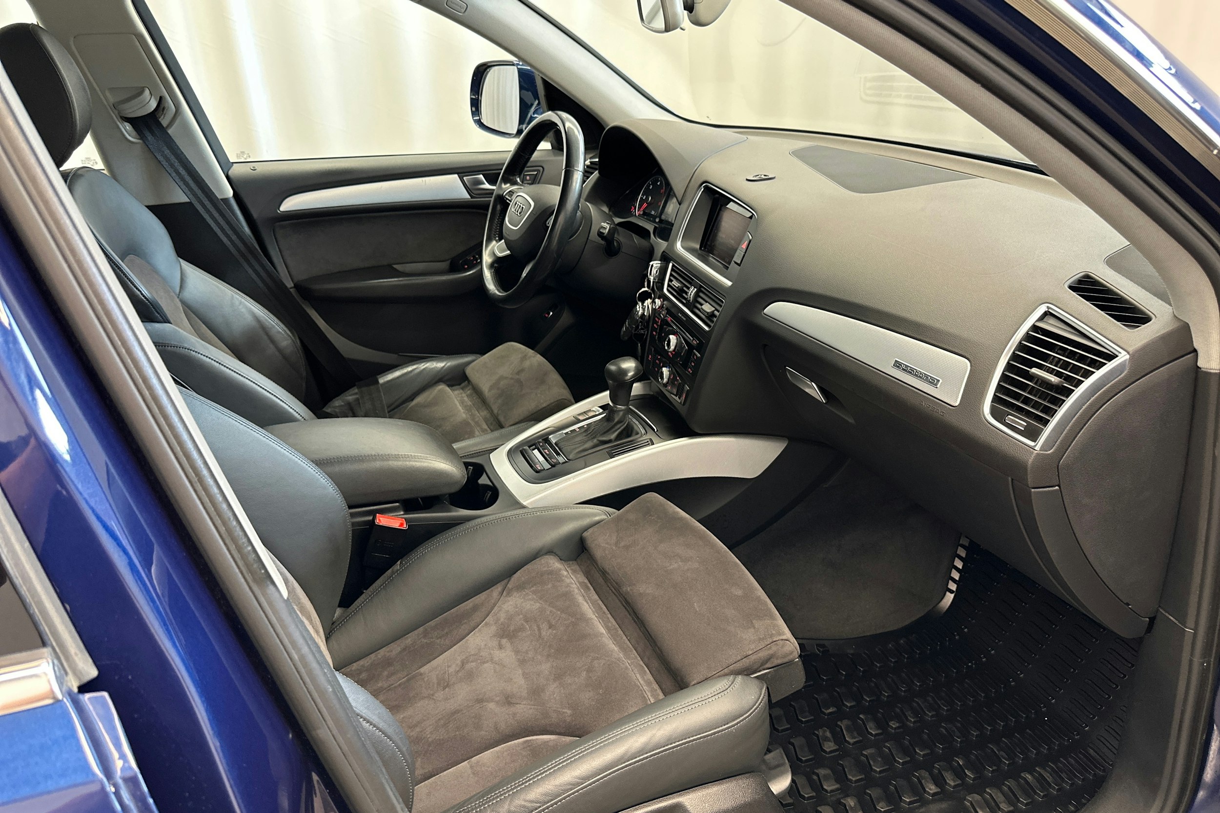 sininen Audi Q5 2015 kuva 13.