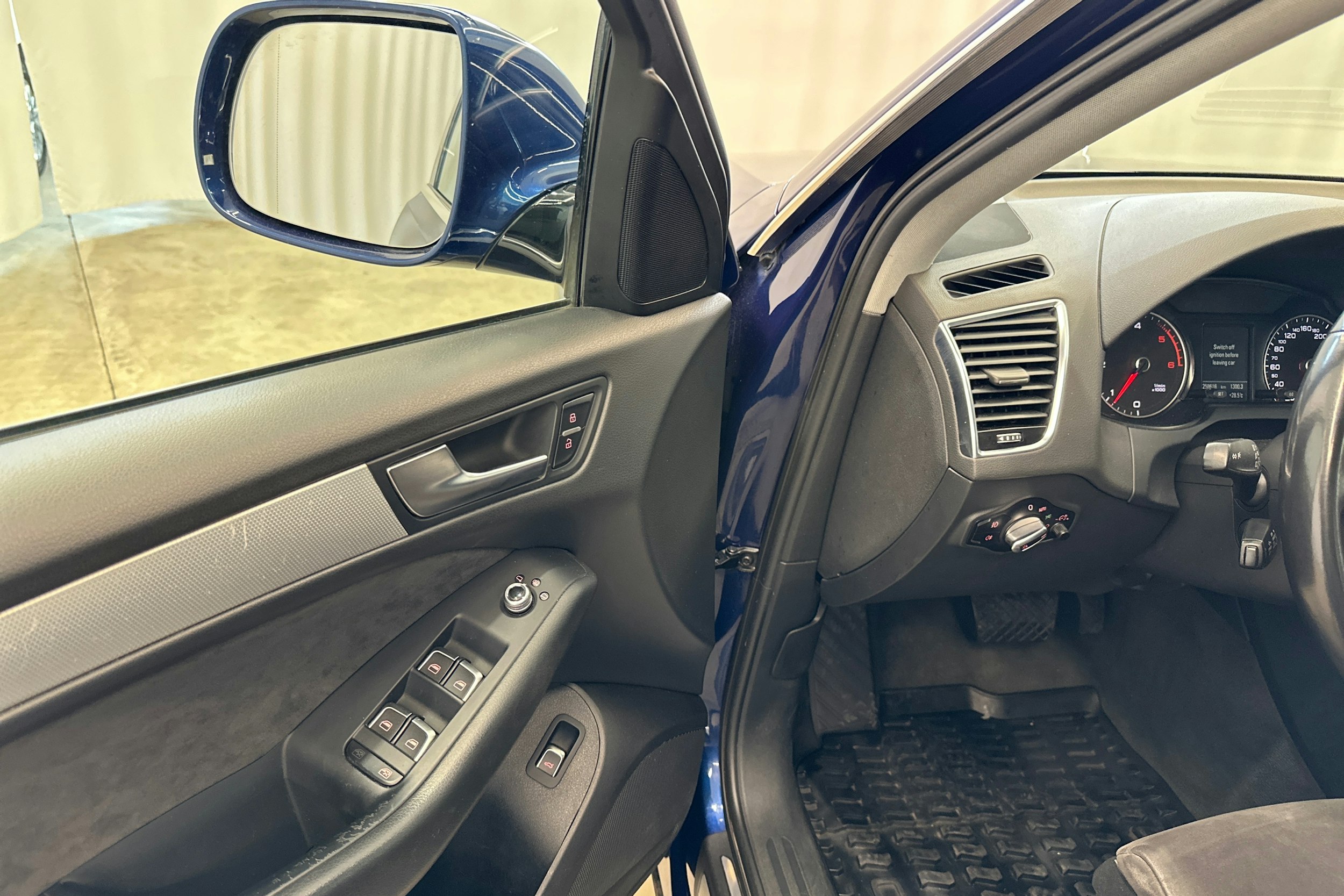 sininen Audi Q5 2015 kuva 14.