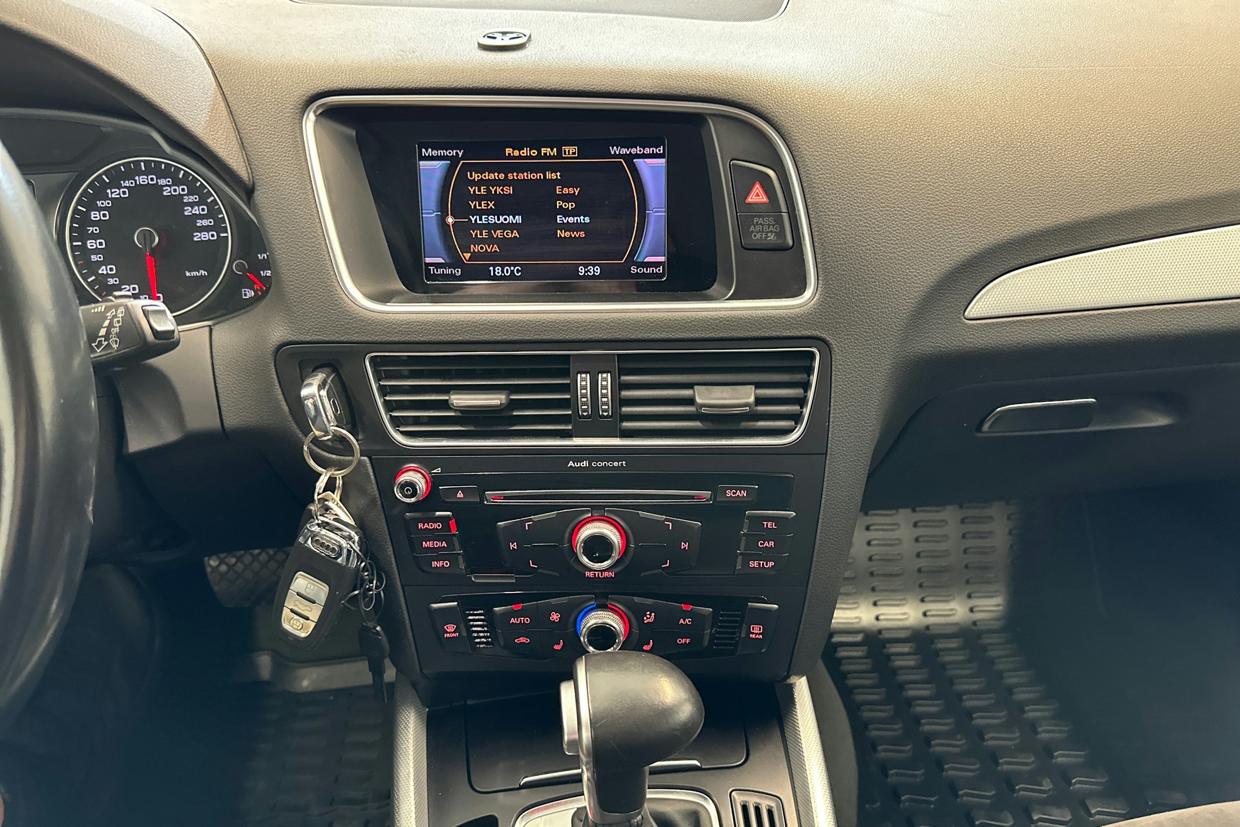 sininen Audi Q5 2015 kuva 19.