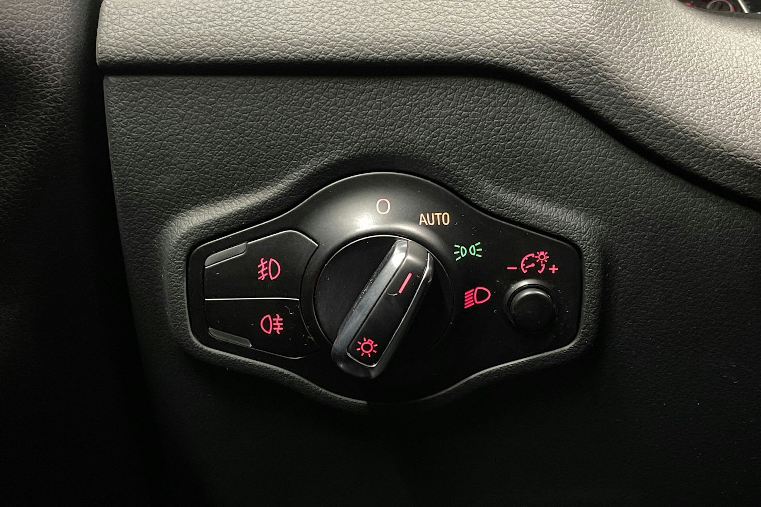 Valkoinen Audi Q5 2015 kuva 17.