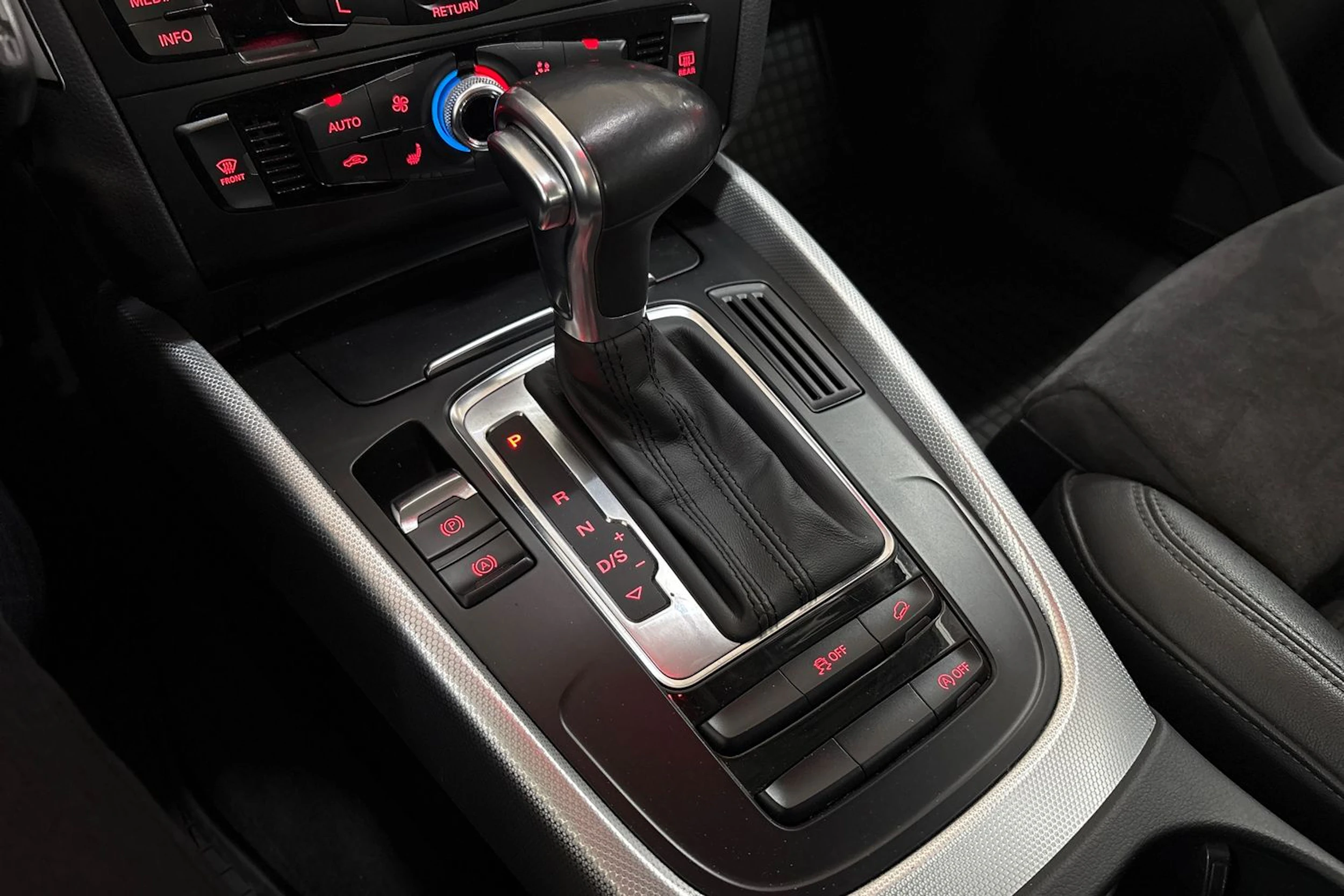 musta Audi Q5 2015 kuva 23.