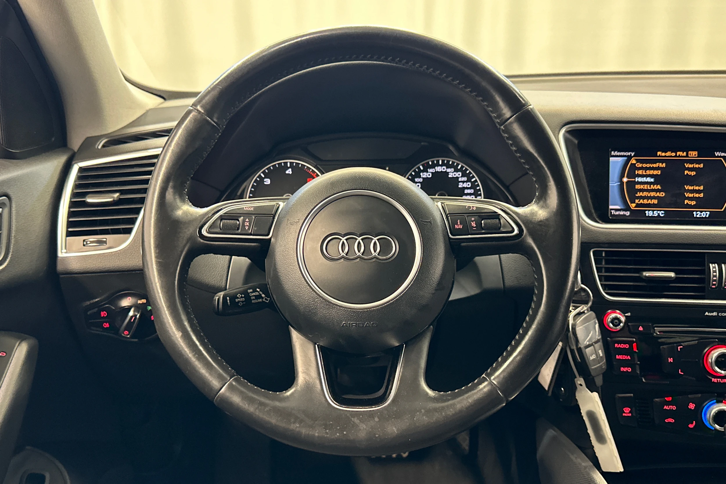 valkoinen Audi Q5 2016 kuva 16.
